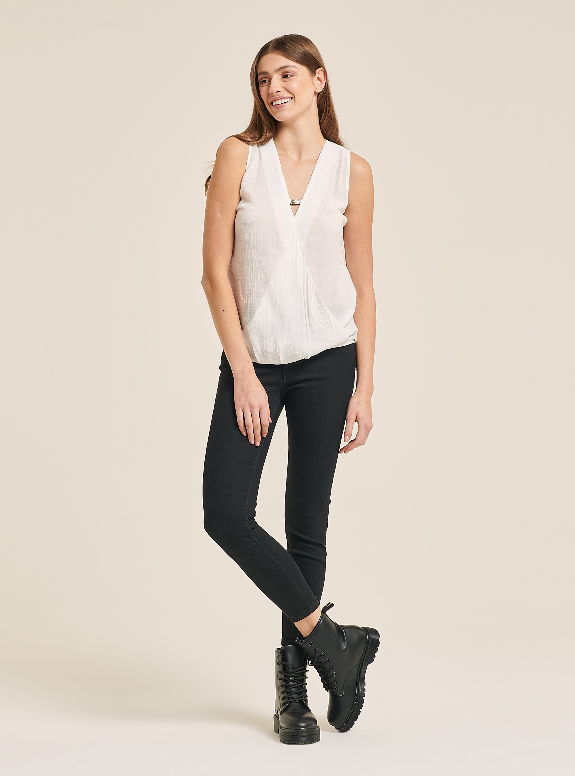 Blusa b&aacute;sica con detalle de escote, BLANCO