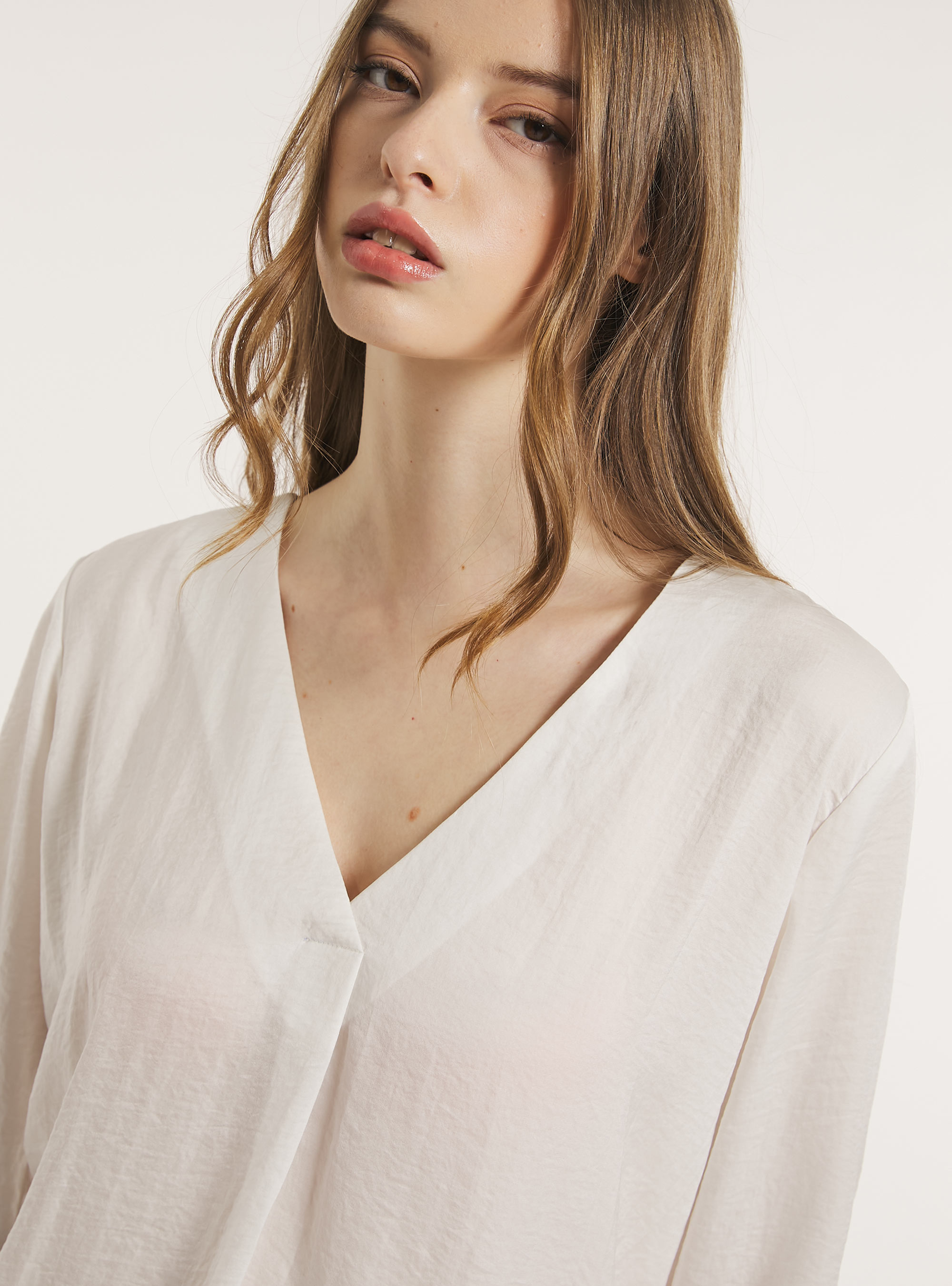 Blusa con scollo a v in satin, WH1 OFF WHITE
