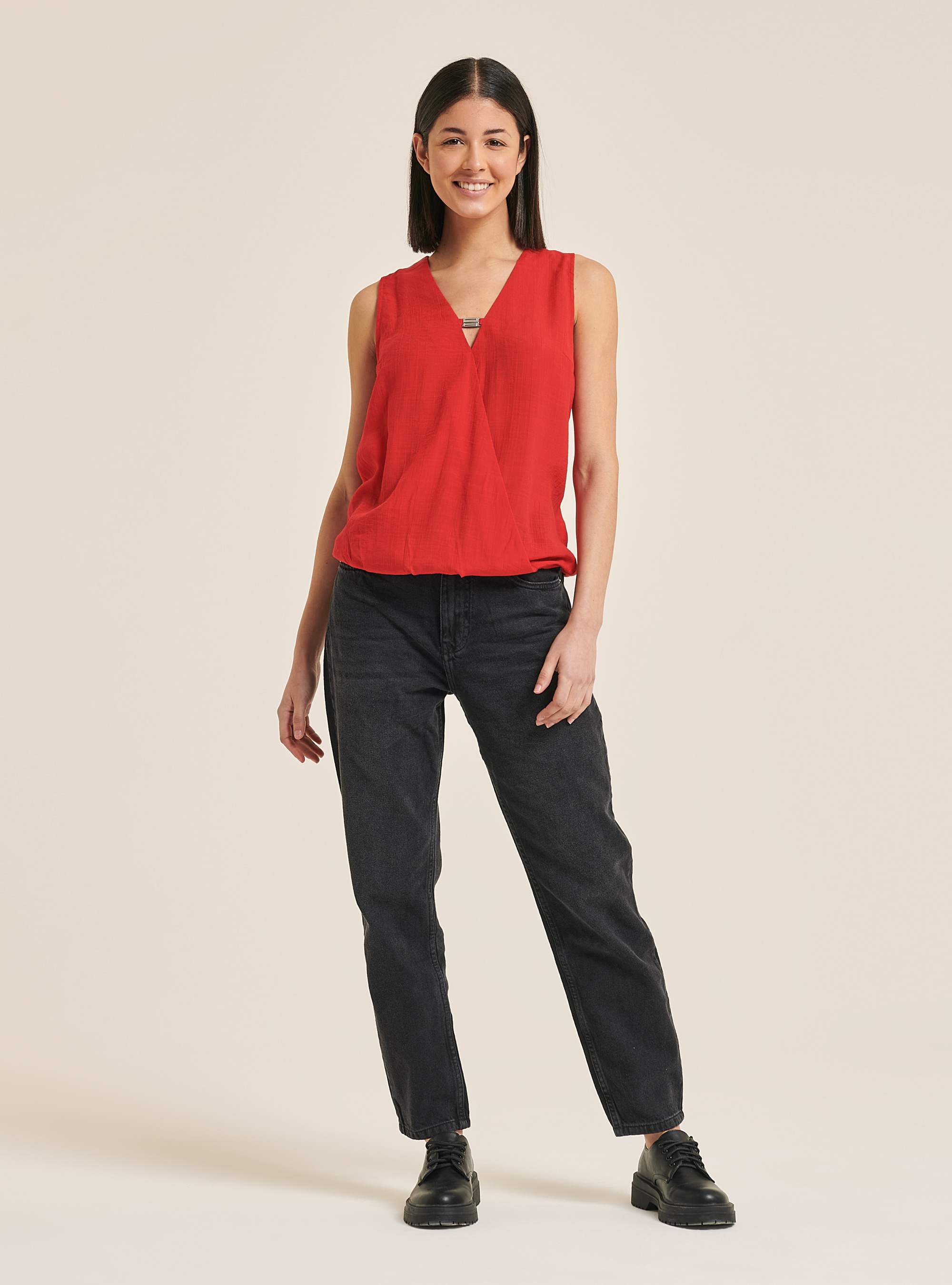 Chemisier basique avec d&eacute;tail sur le d&eacute;collet&eacute;, C4490 RED