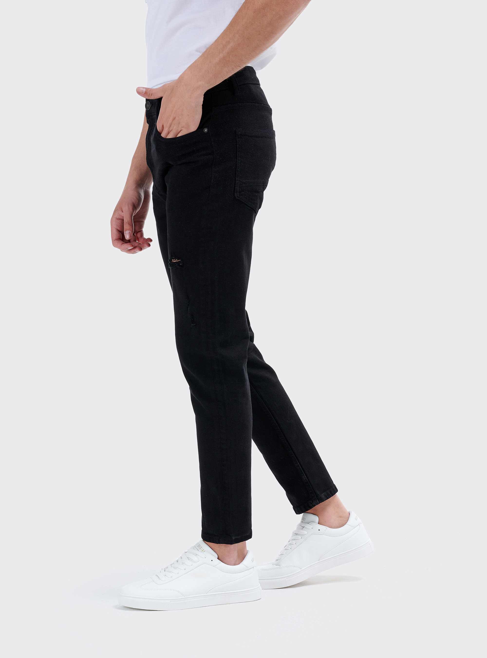 Pantaloni 5 tasche carrot fit con rotture, NERO