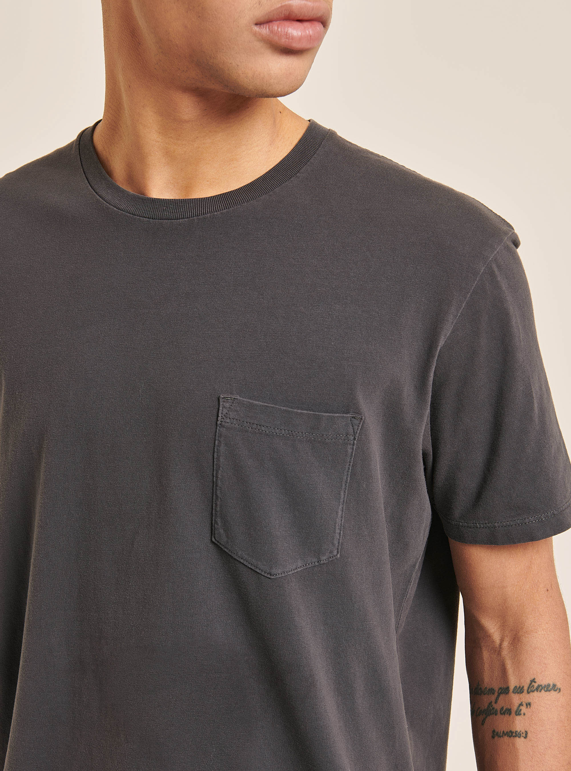 T-shirt &agrave; col ras du cou avec poche en coton, C1111 BLACK