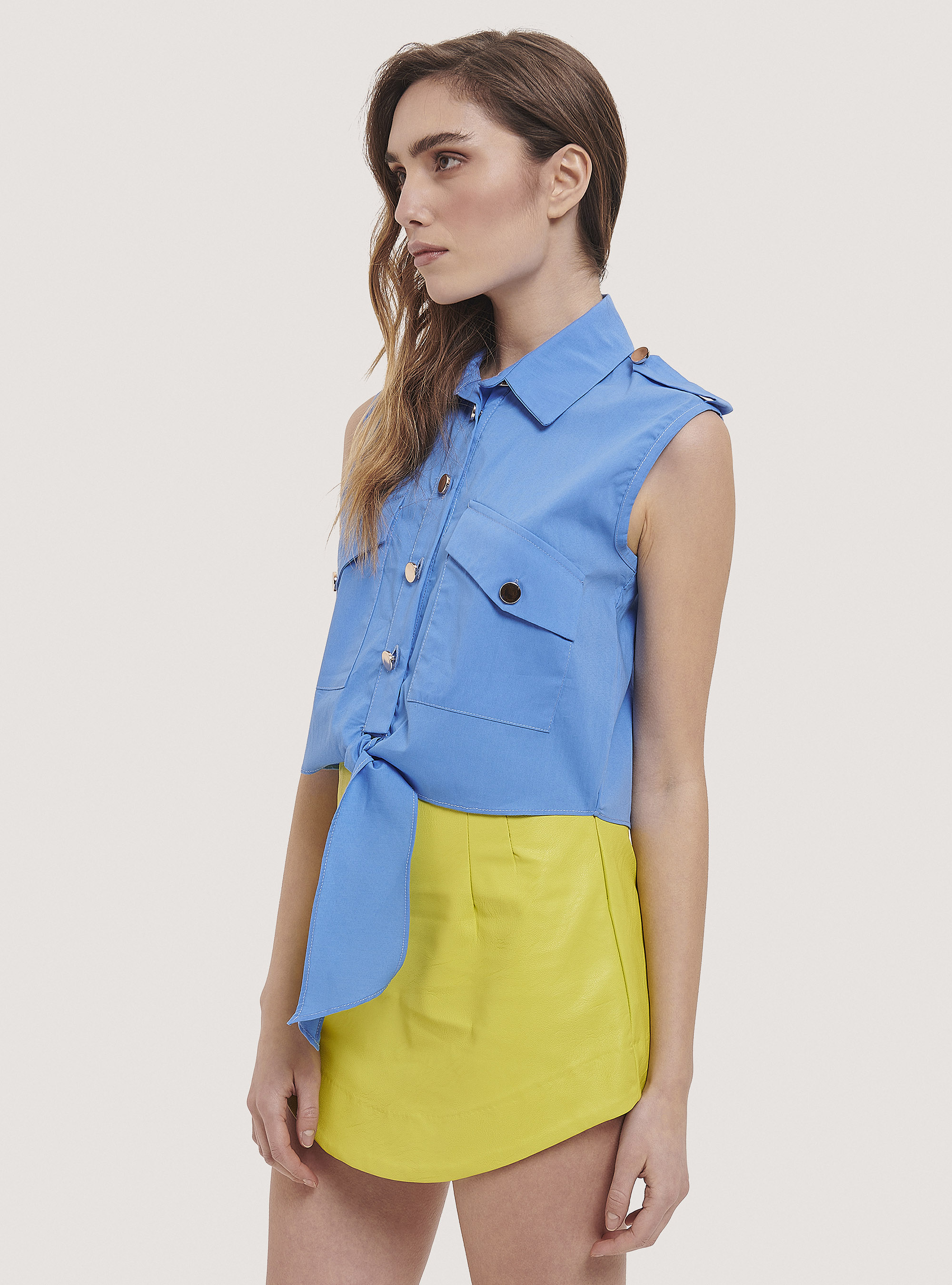 Camicia cropped smanicata con nodo, C0299 AZZURRE