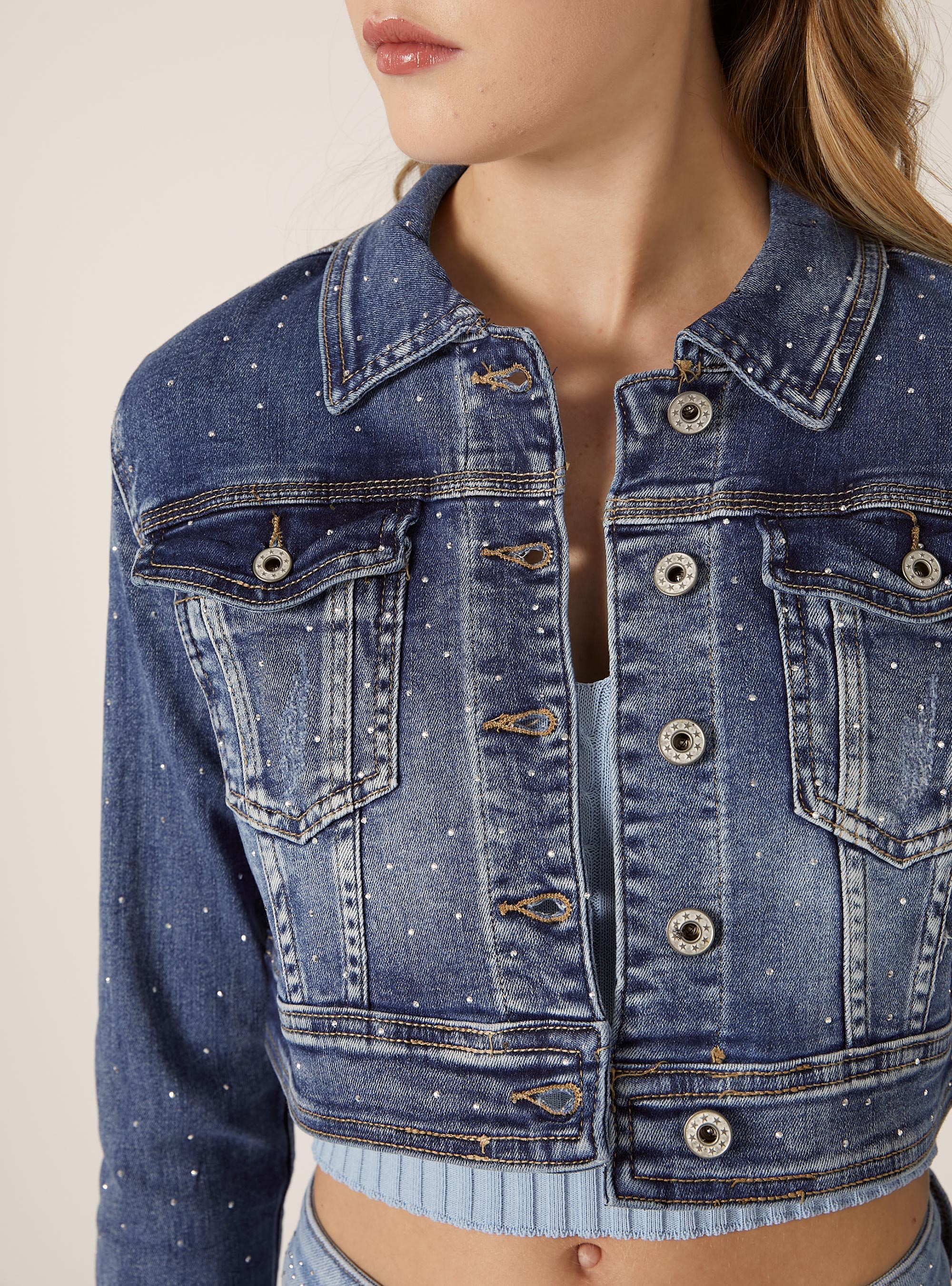 Chaqueta vaquera recortada con strass, D003 MEDIUM BLUE