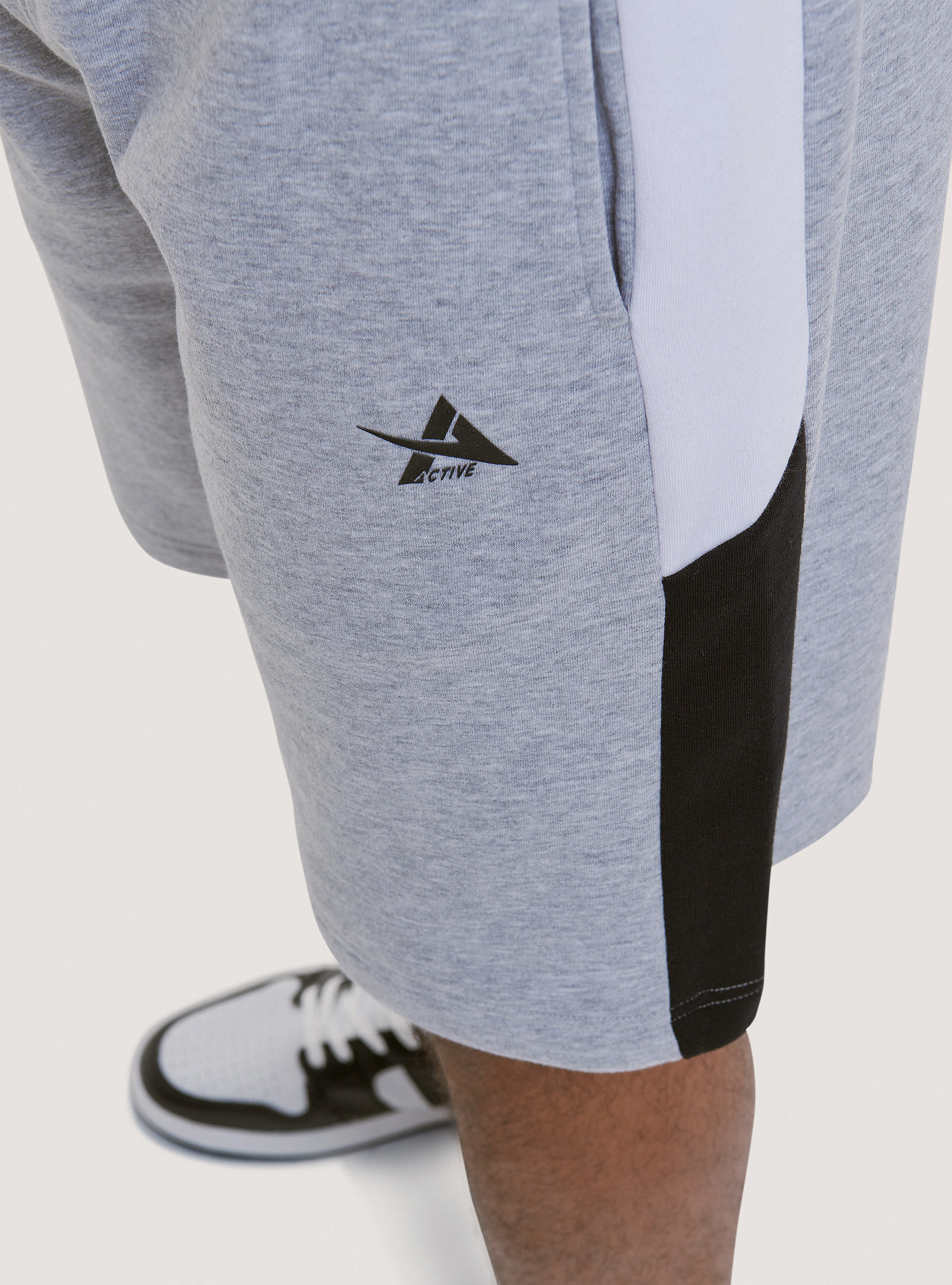 Pantalon de surv&ecirc;tement court en coton avec imprim&eacute;, C143 LIGHT GREY M