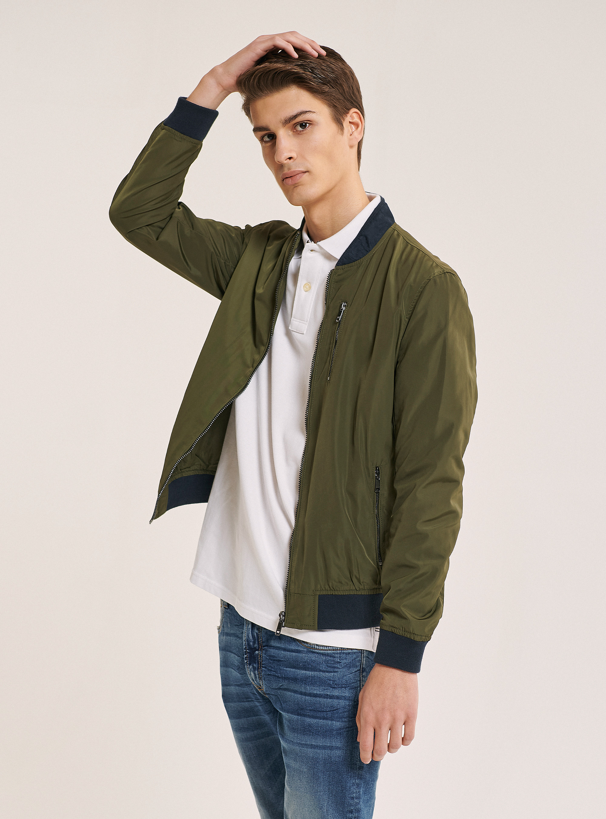 Einfarbige Jacke mit Zip, C6573 KAKY