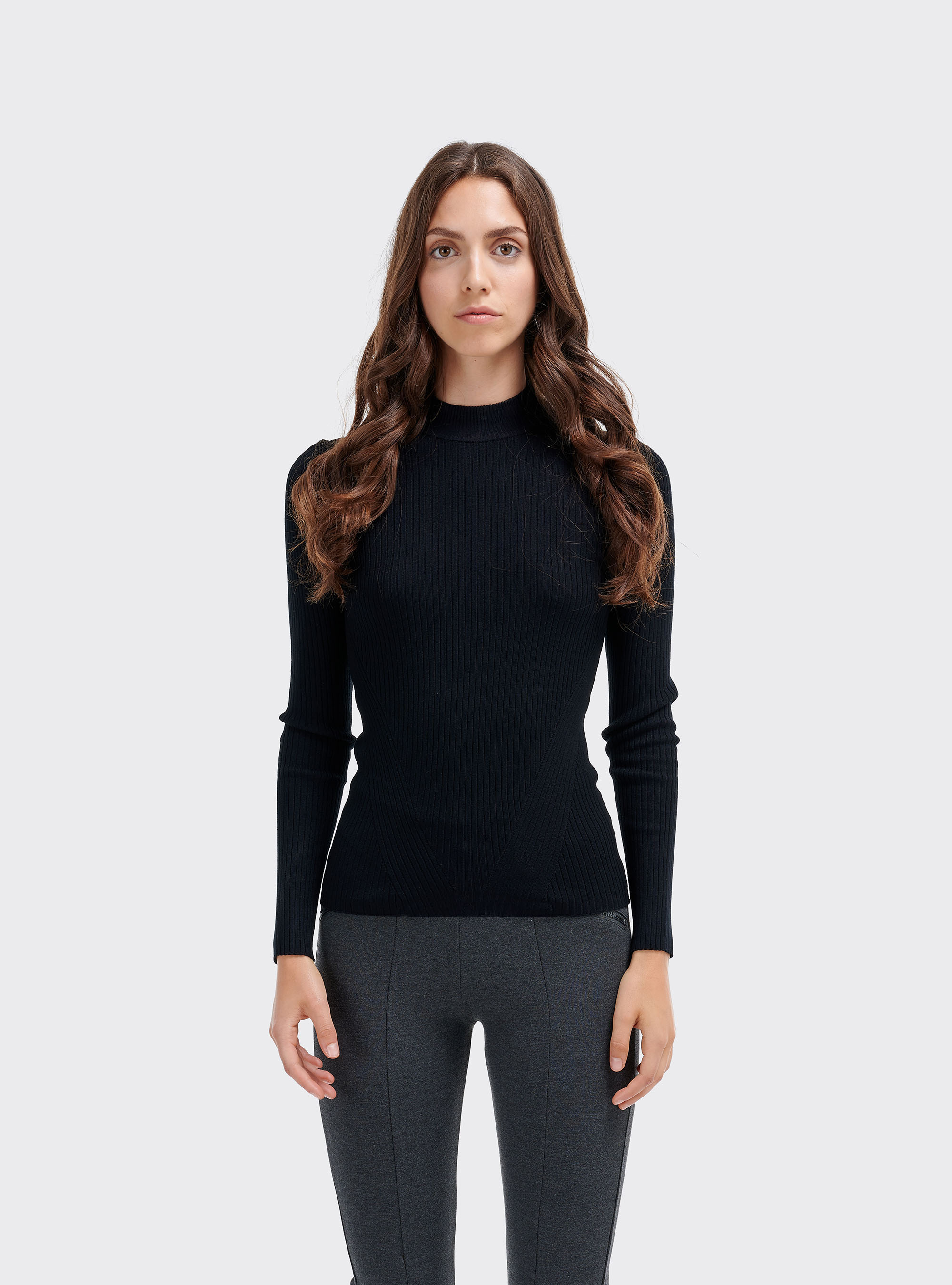 Pullover aus geripptem Strick mit halbhohem Kragen, C101 BLACK