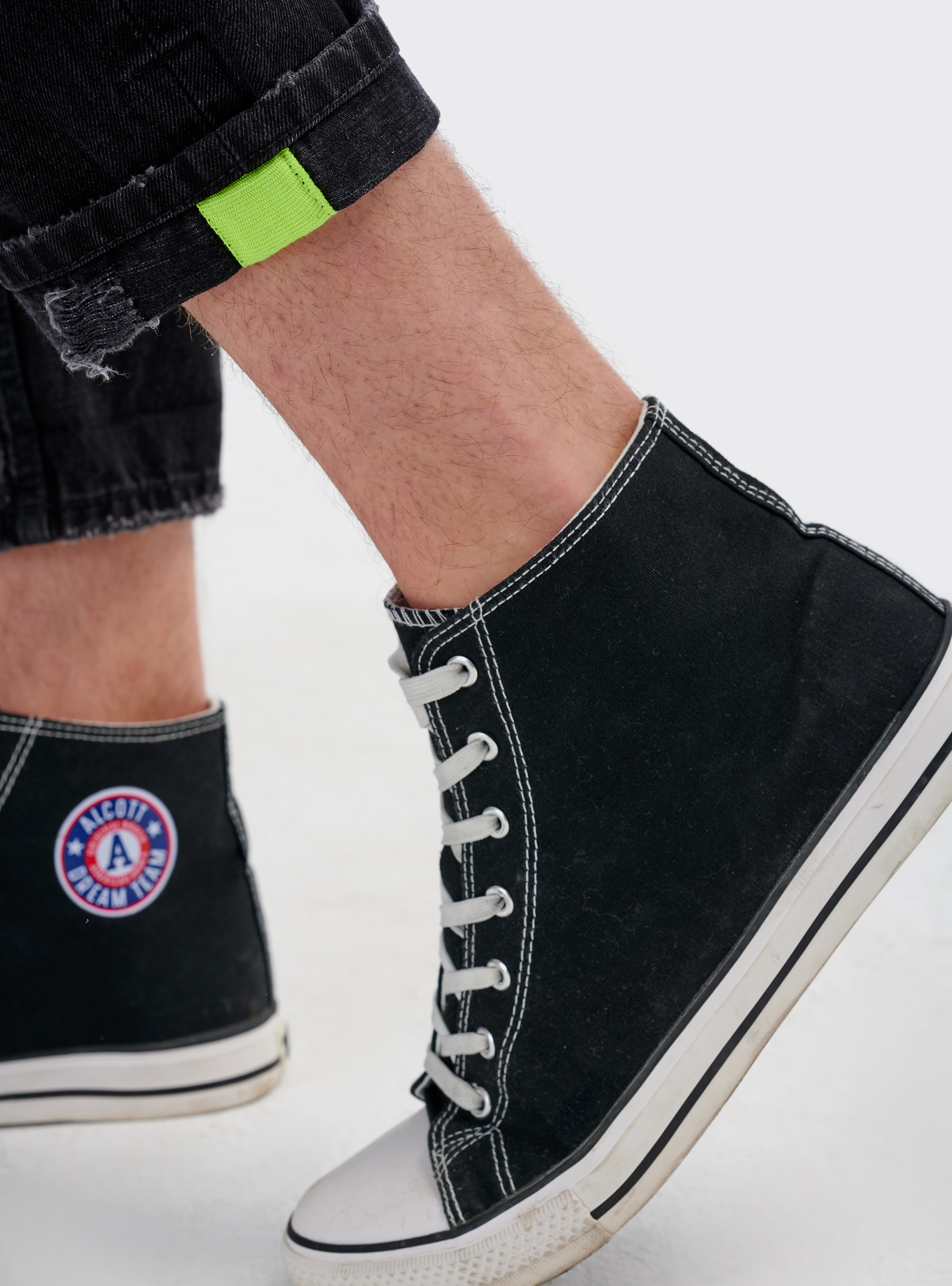 JEANS IN HOCHWASSER-L&Auml;NGE MIT RISSEN, C109 BLACK