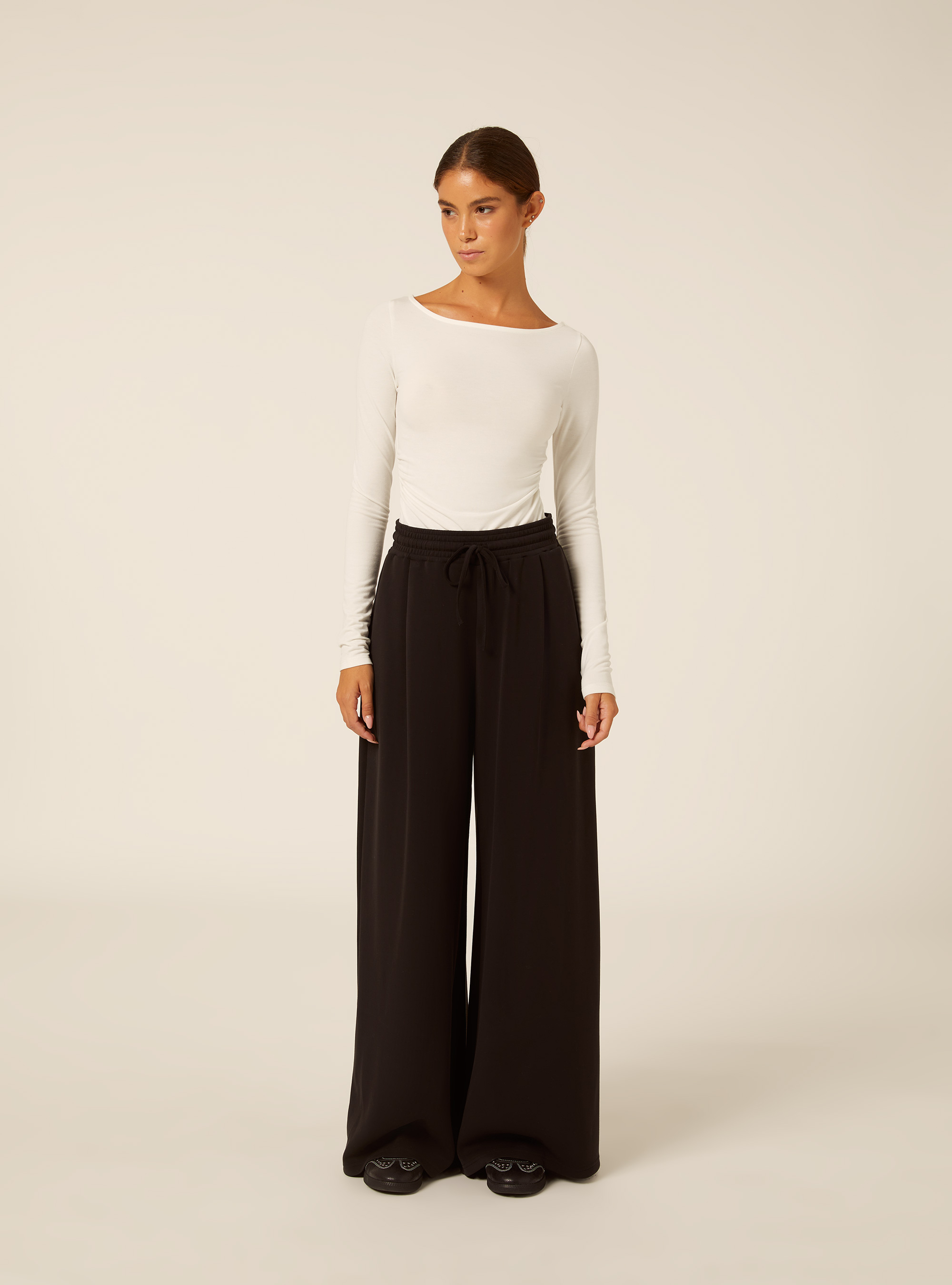 Pantaloni wide leg con pence in scuba, BK1 BLACK