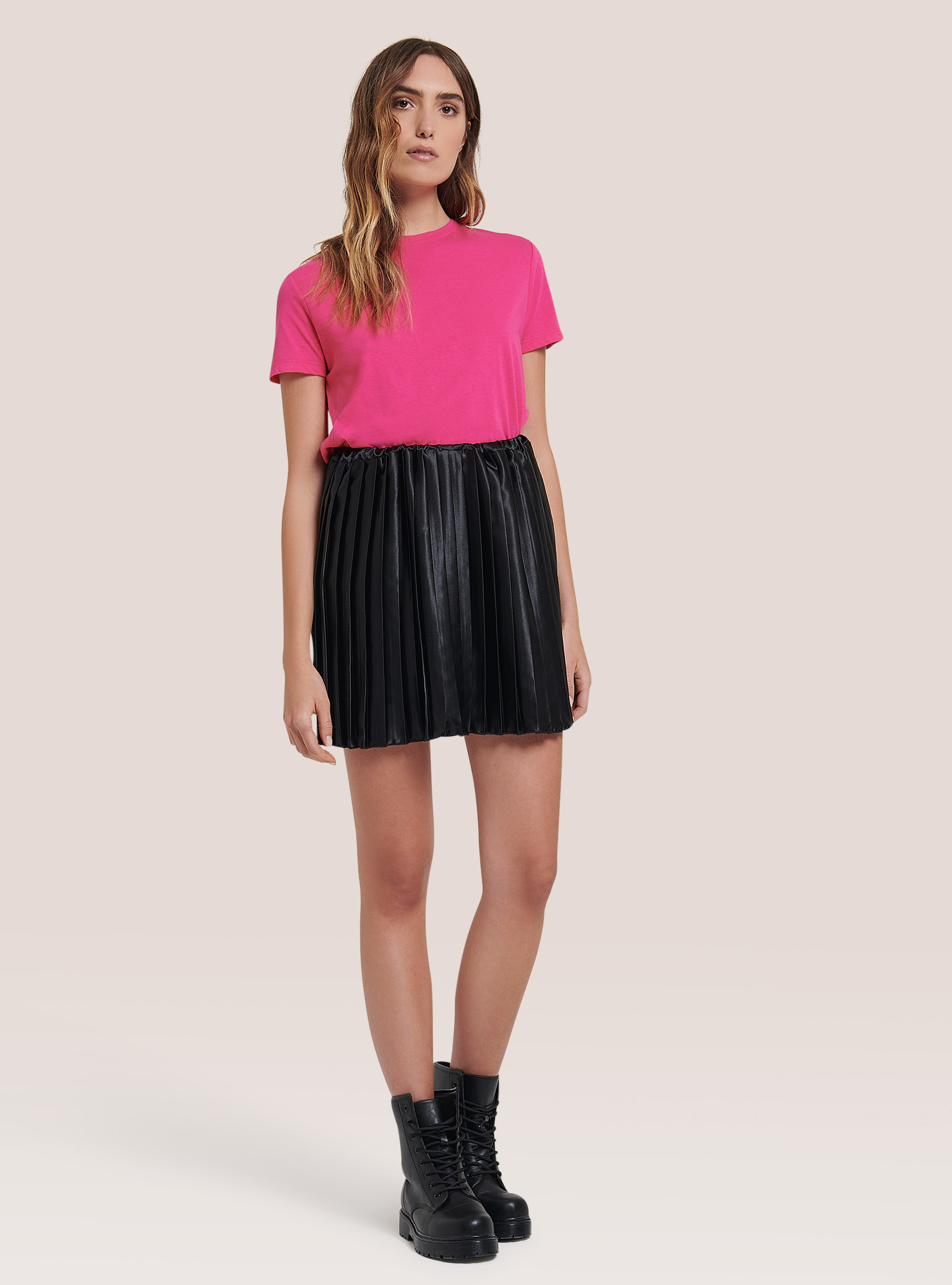 Mini-jupe pliss&eacute;e en satin, C101 BLACK