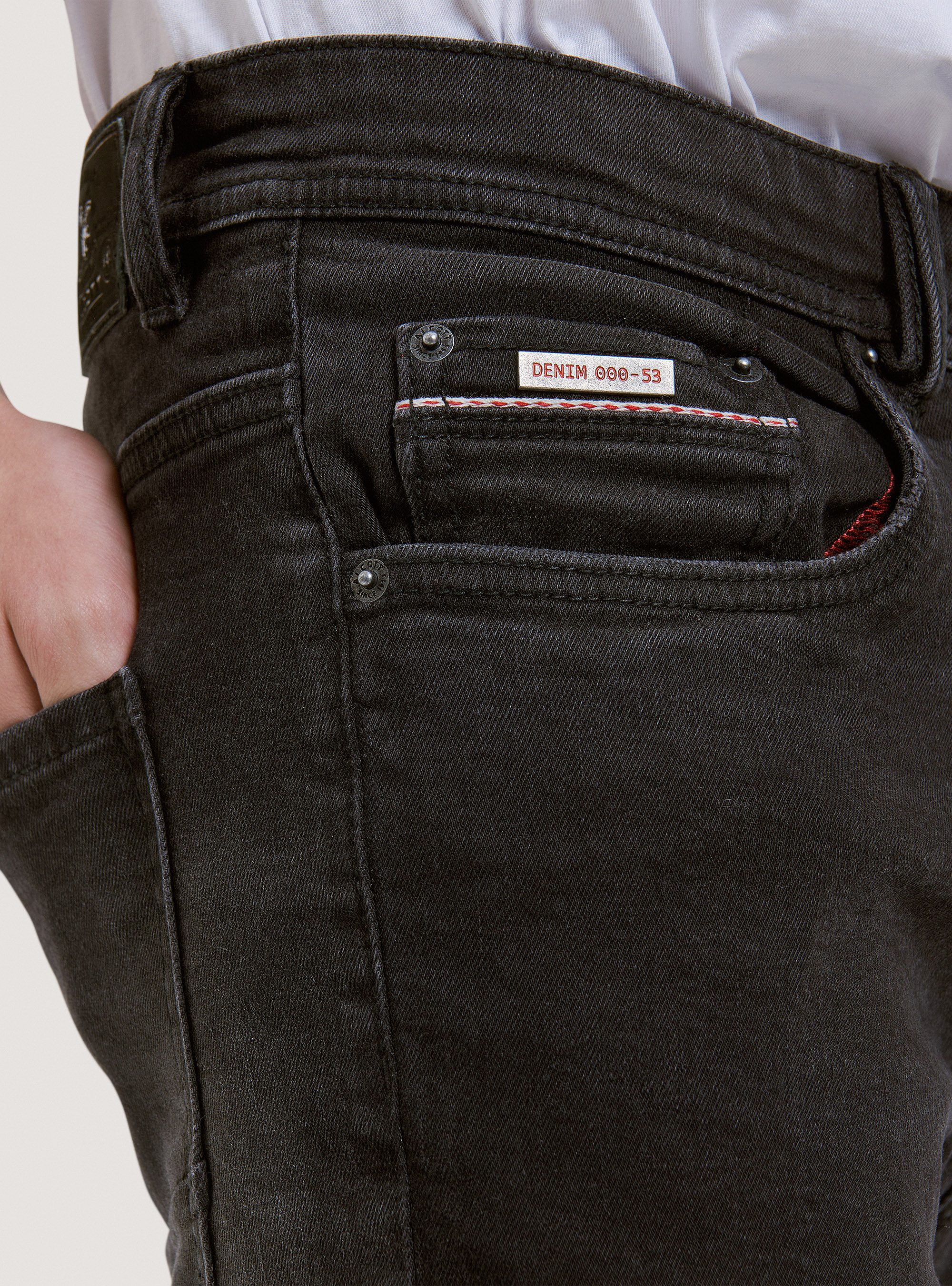 Jeans coupe carotte en denim stretch, C101 BLACK