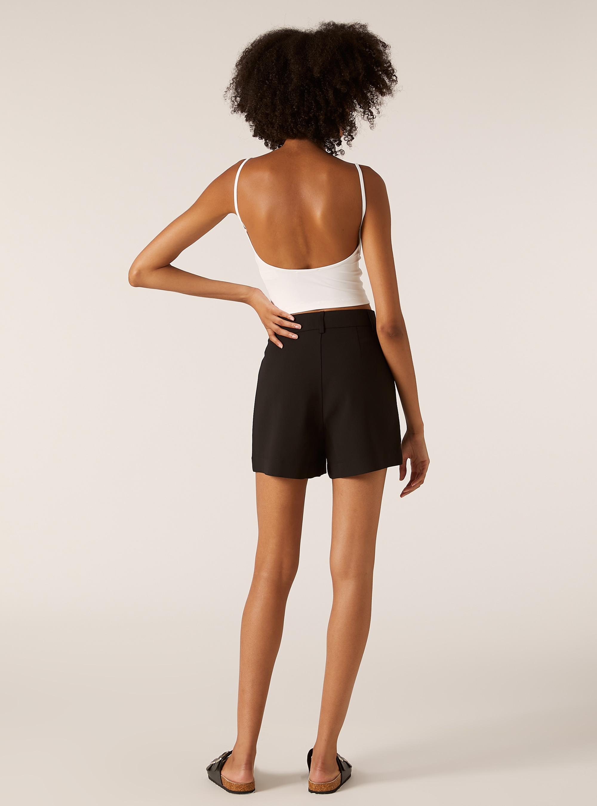 Shorts in crepe in tinta unita, BK1 BLACK