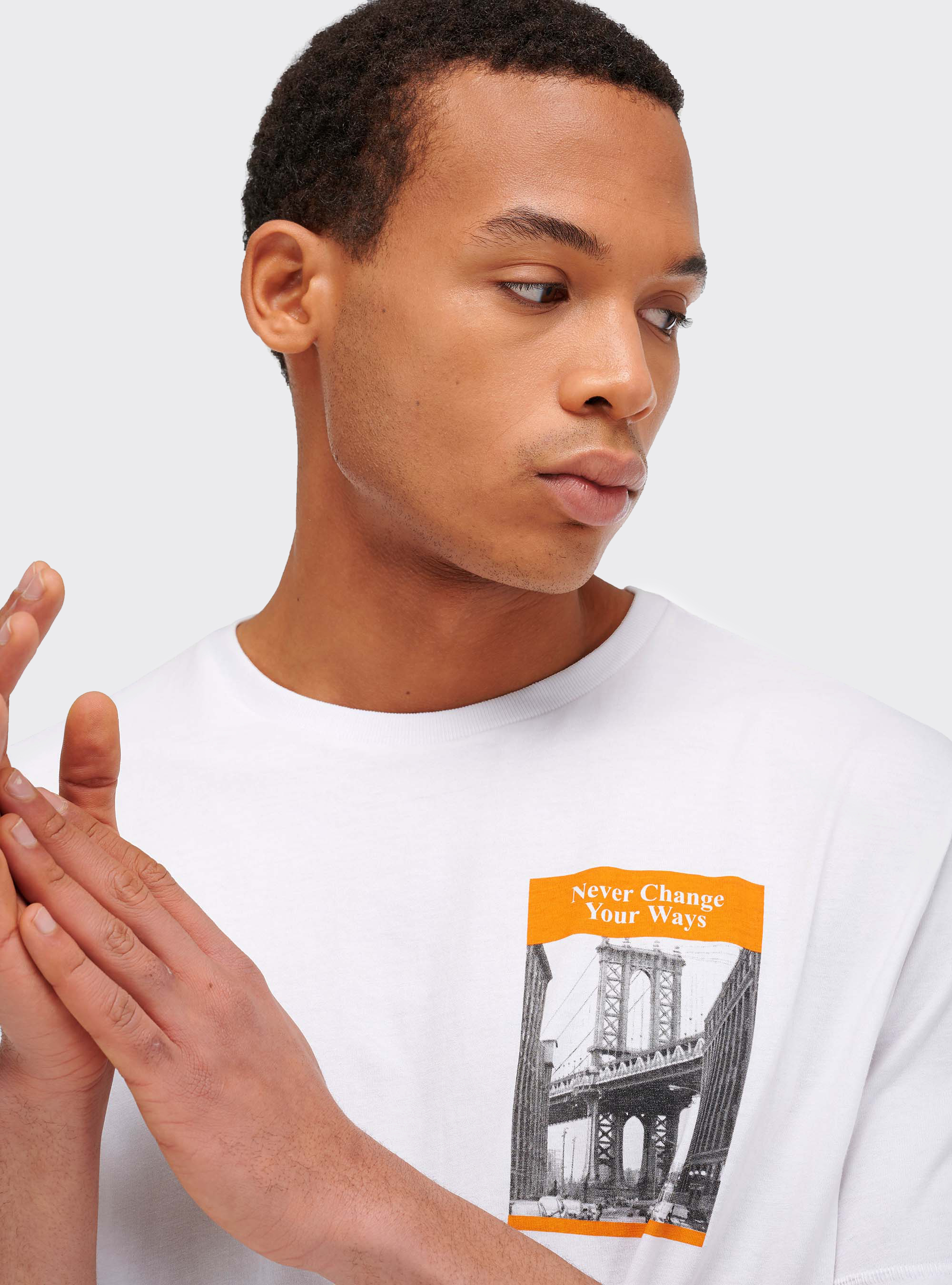 T-shirt &agrave; col rond avec imprim&eacute; urbain photographique, C099 WHITE