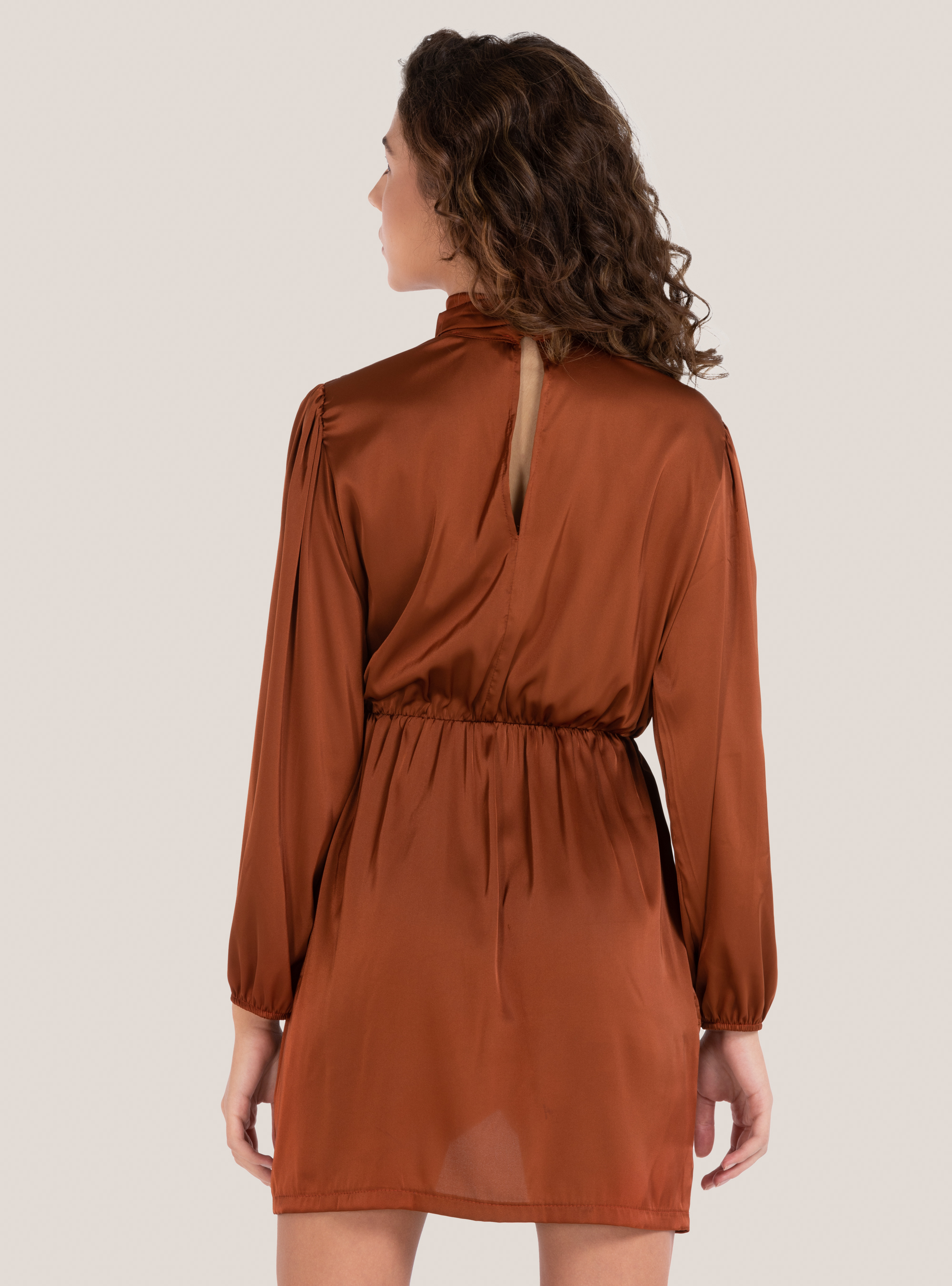 Abito in raso con gonna ad incrocio, C5620 CAMEL