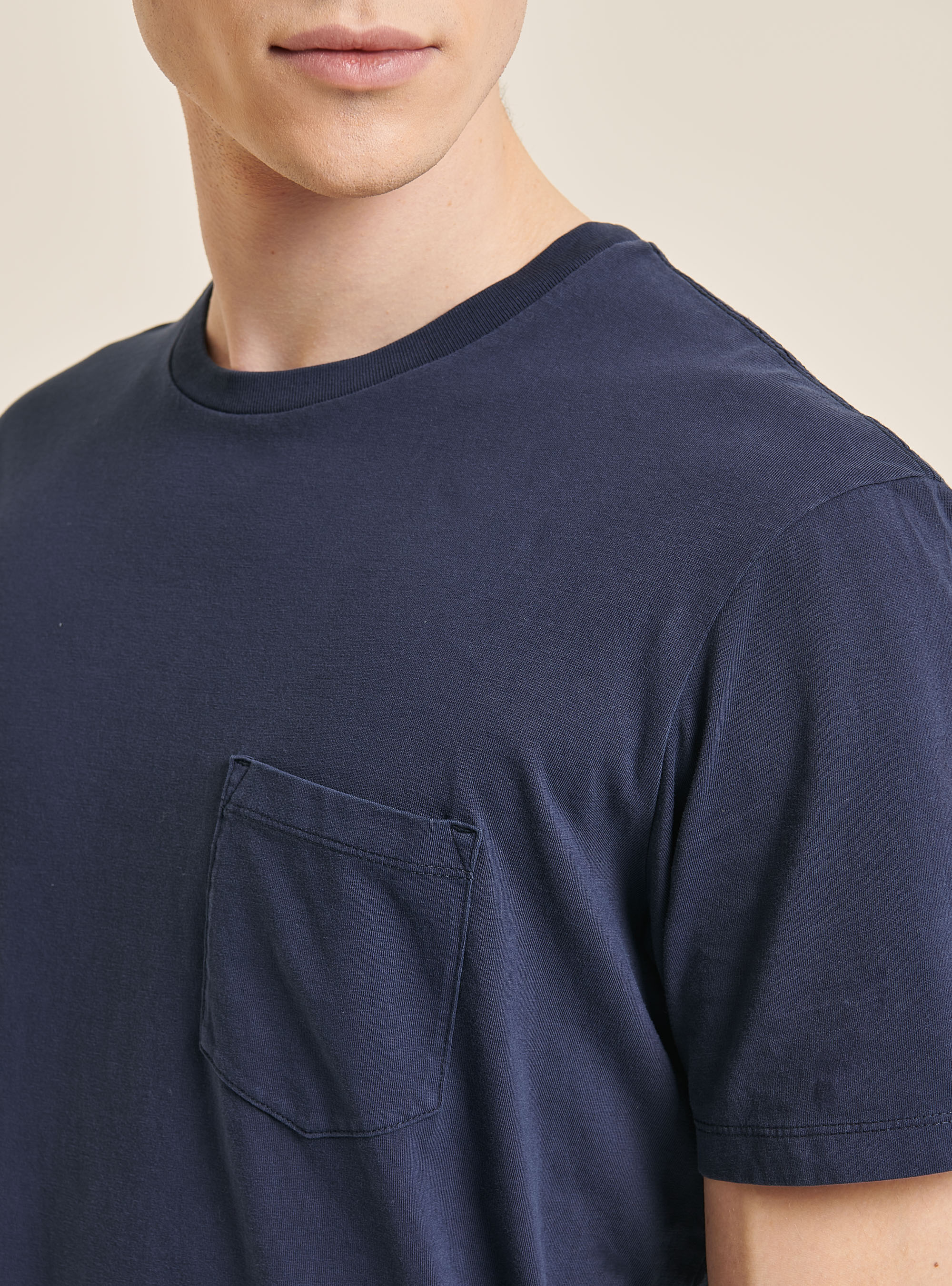 Camiseta de cuello redondo con bolsillo en el pecho, NA1 NAVY DARK