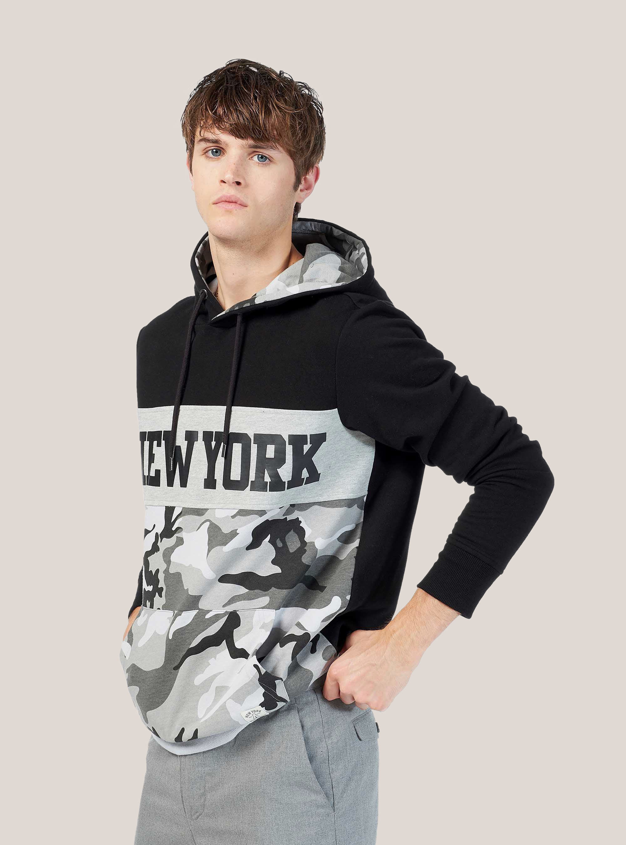 SUDADERA CON ESTAMPADO DE CAMUFLAJE, NEGRO