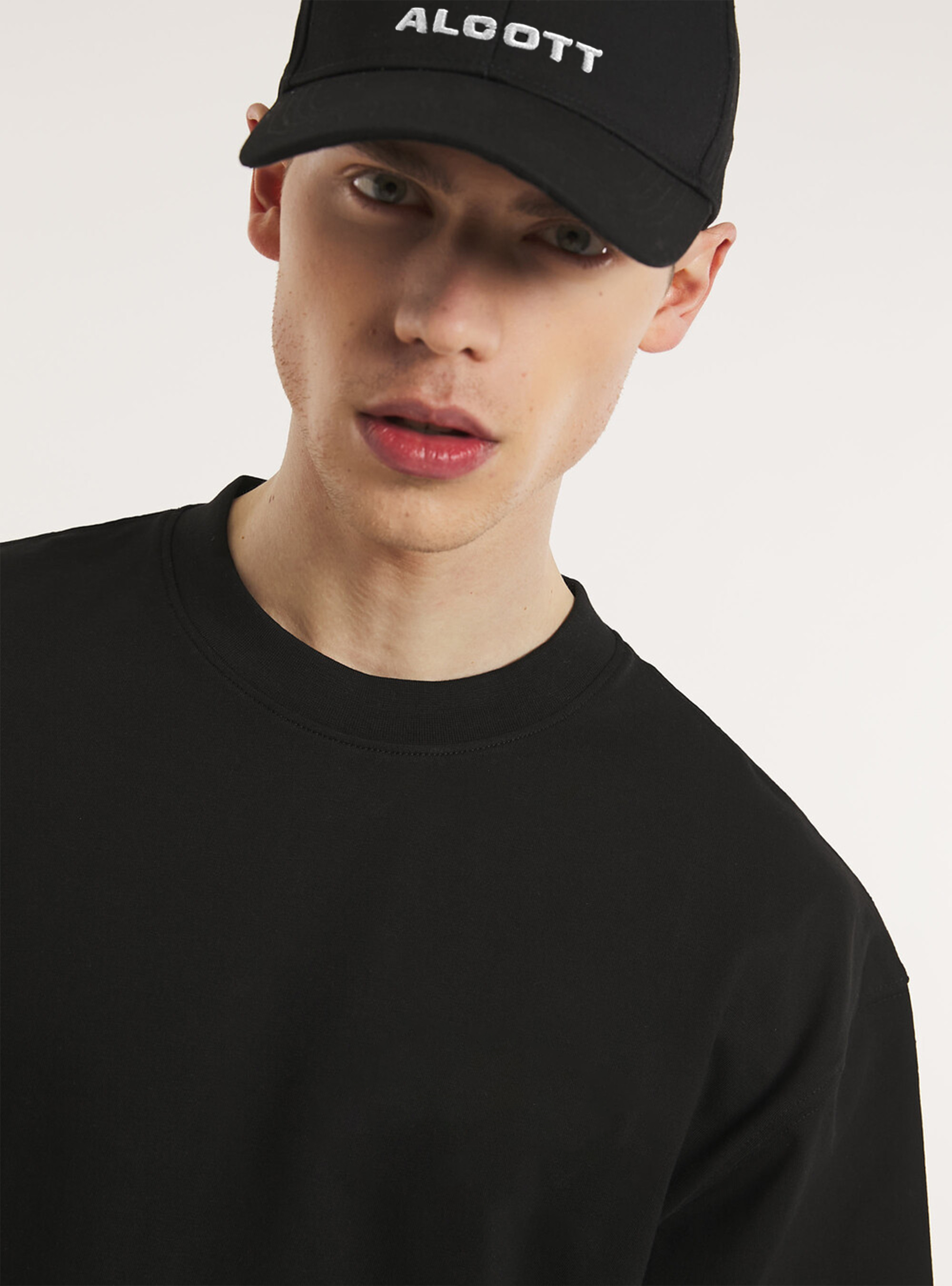 Hat with visor and embroidery, BK1 BLACK