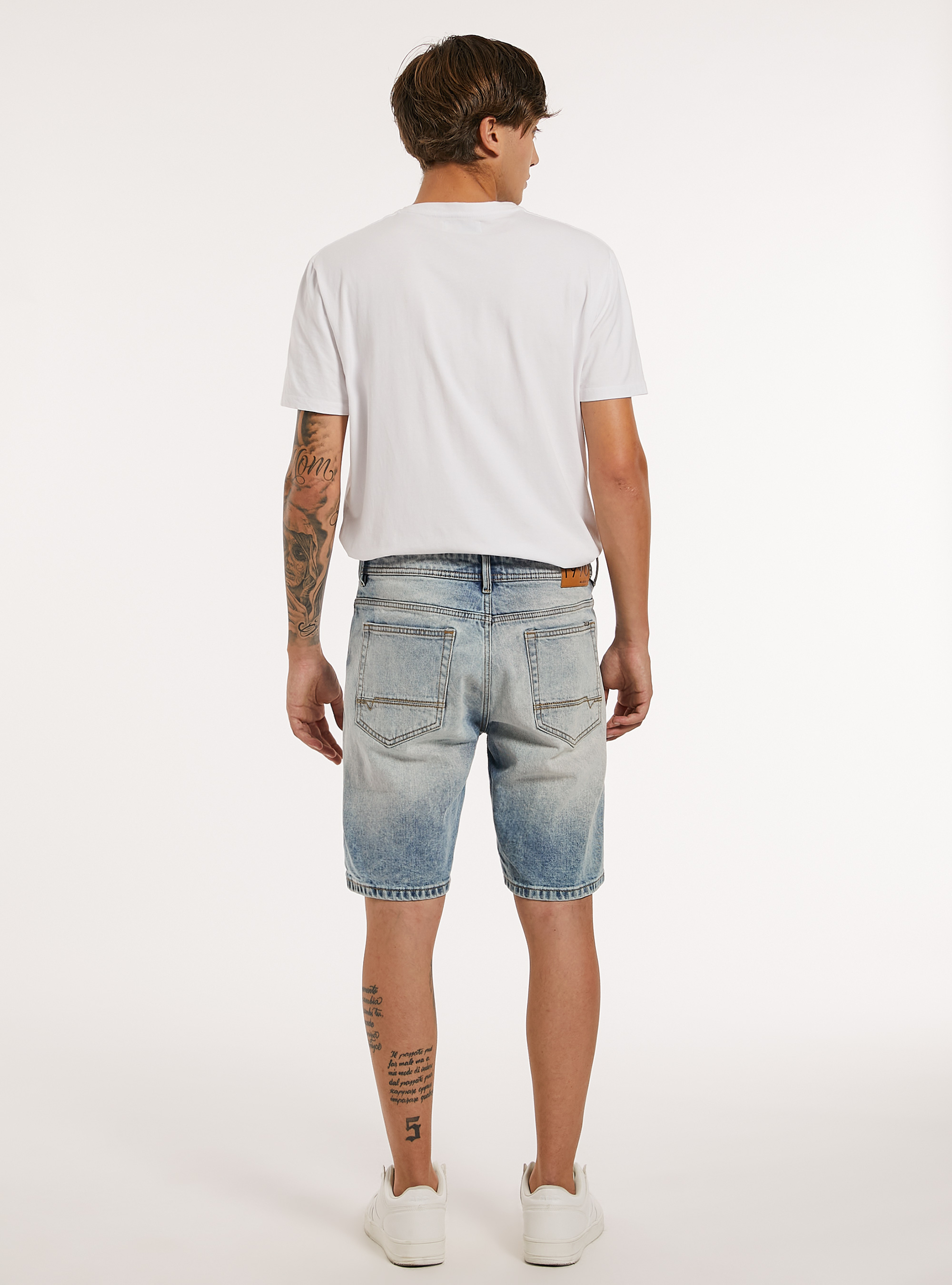 Bermuda en denim stretch &agrave; coupe &eacute;troite avec d&eacute;chirures, D005 LIGHT BLUE