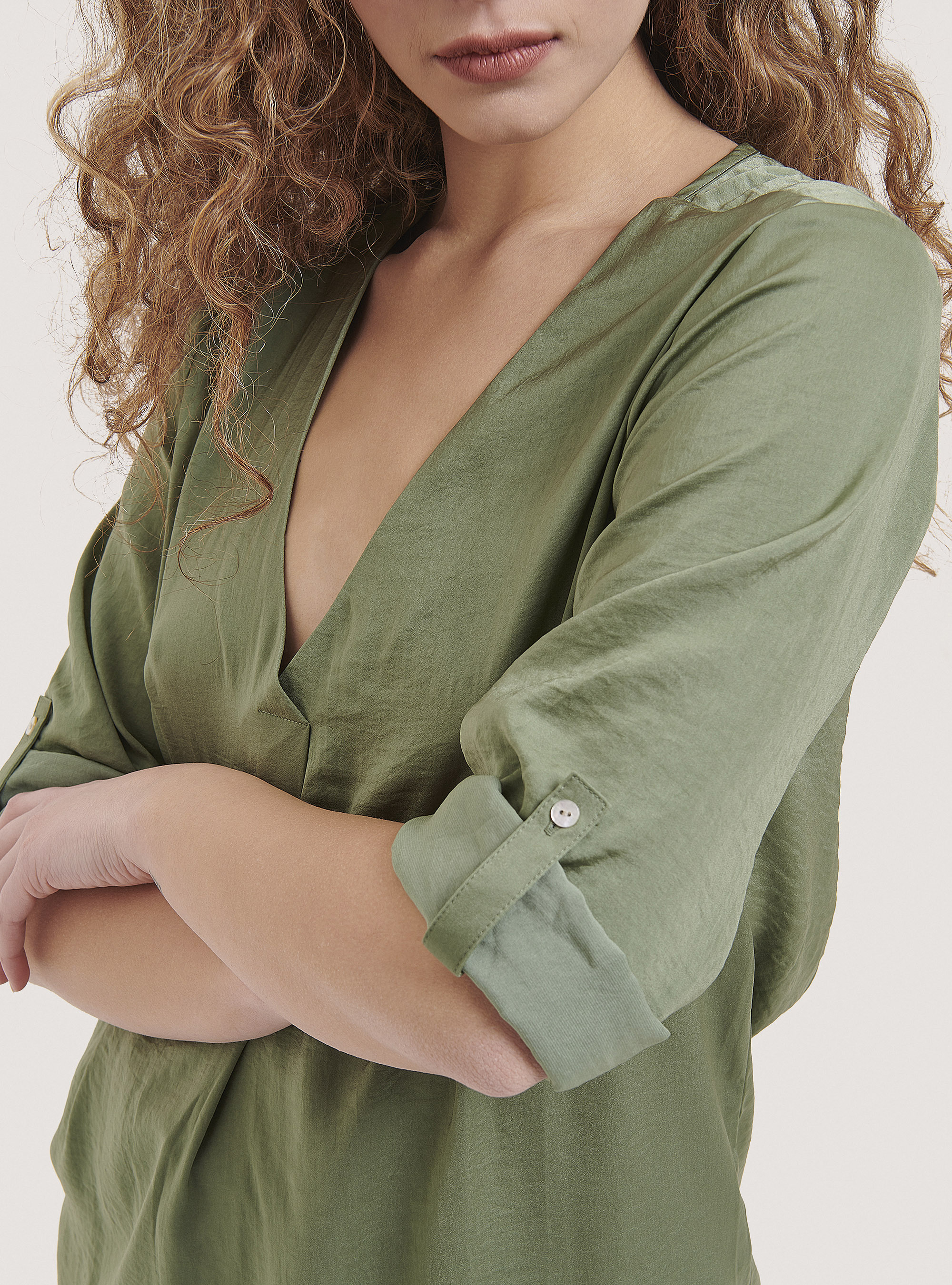 Blusa de color s&oacute;lido con escote, C6582 KAKY