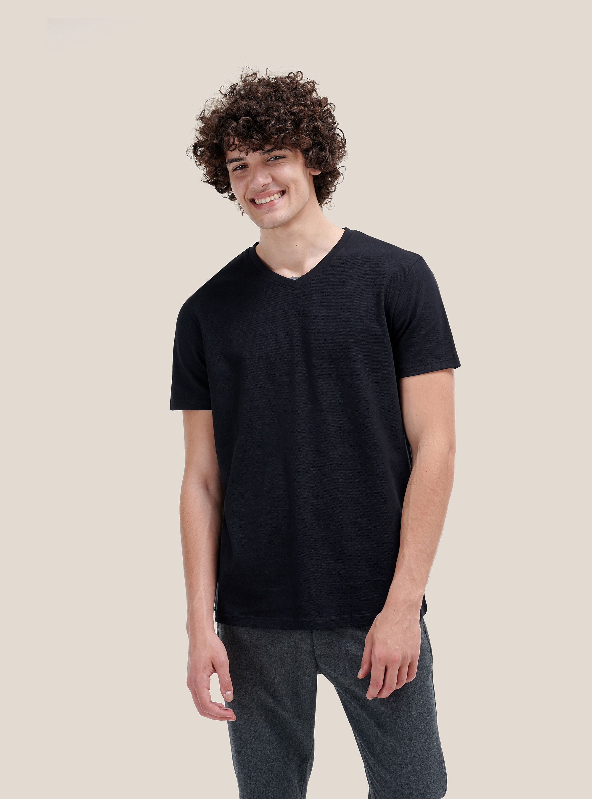 Camiseta basica con cuello pico, NEGRO