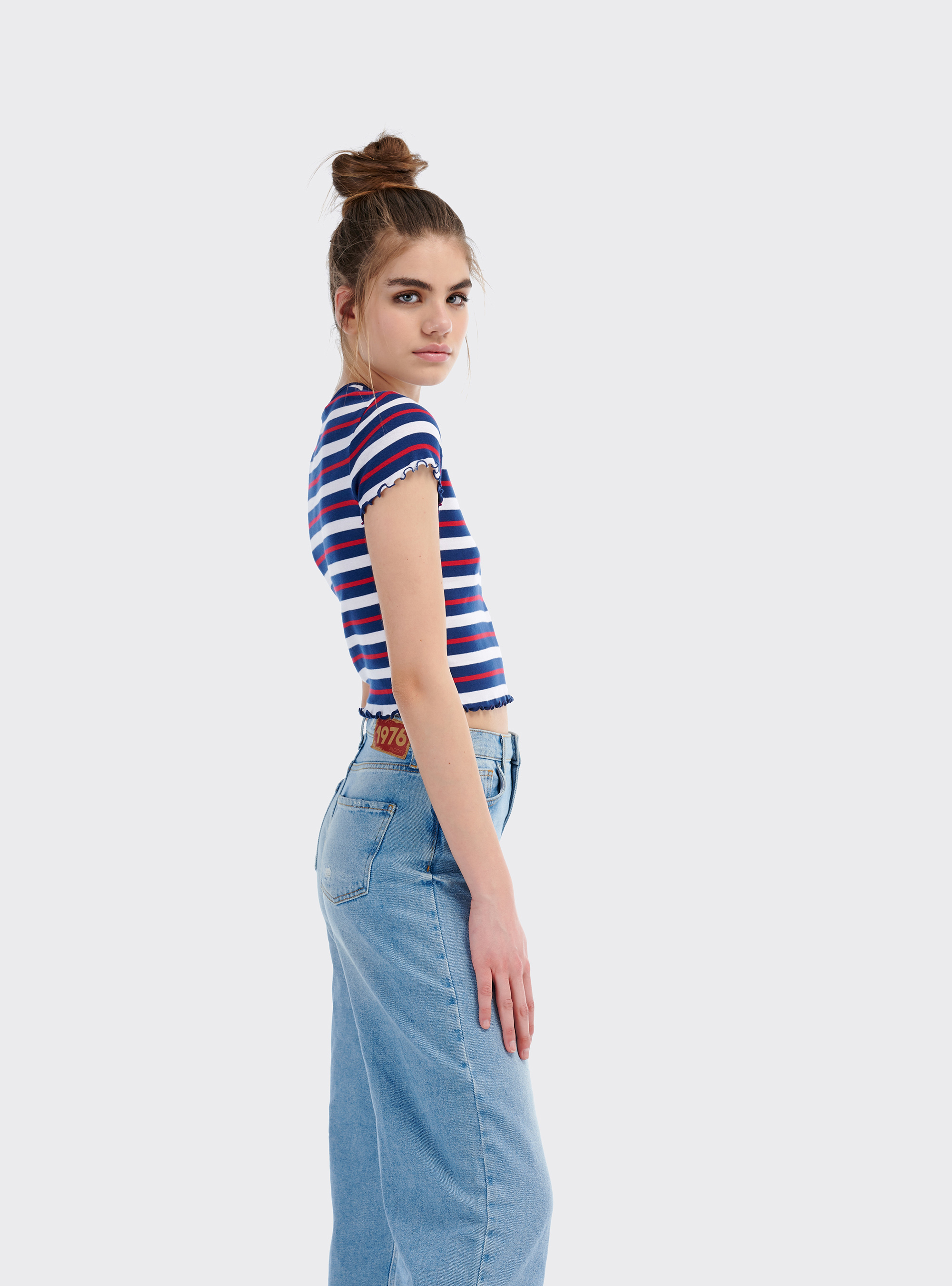 Maglietta a costine cropped a righe con patch ricamato, MULTICOLOR