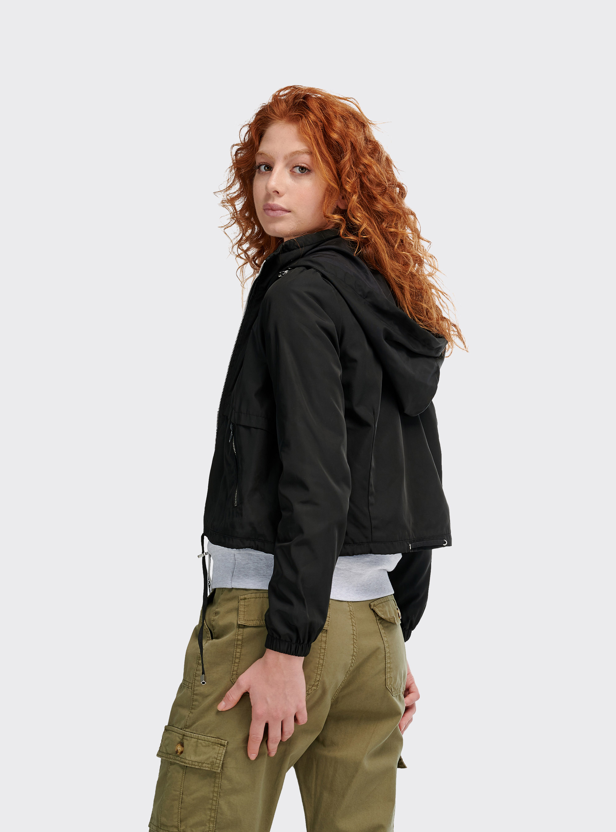 Parka courte avec capuche et fermeture &eacute;clair avec d&eacute;tail, C101 BLACK