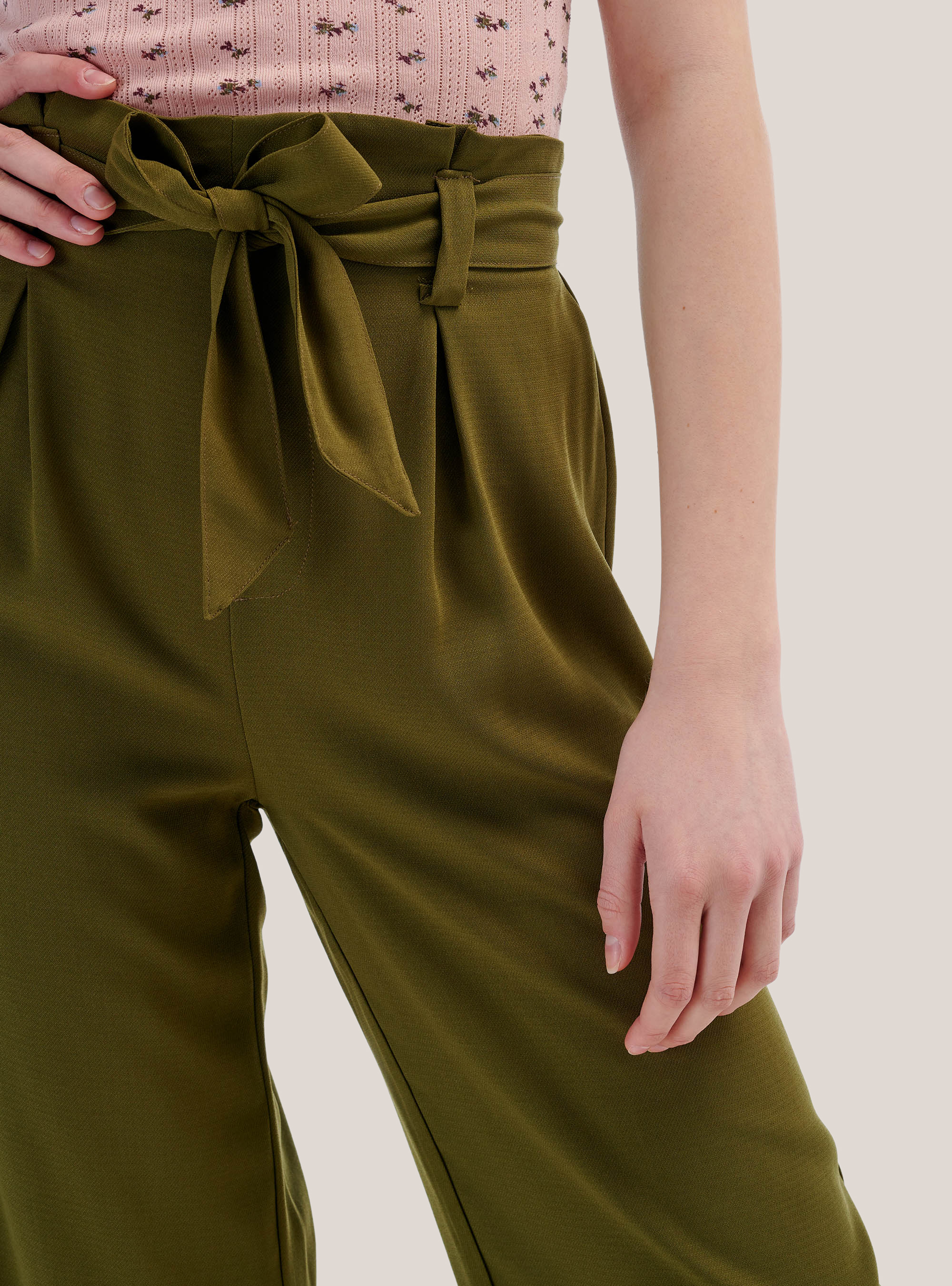 Pantalon de pernera ancha de color liso con cinturon de tela, C6601 KAKY