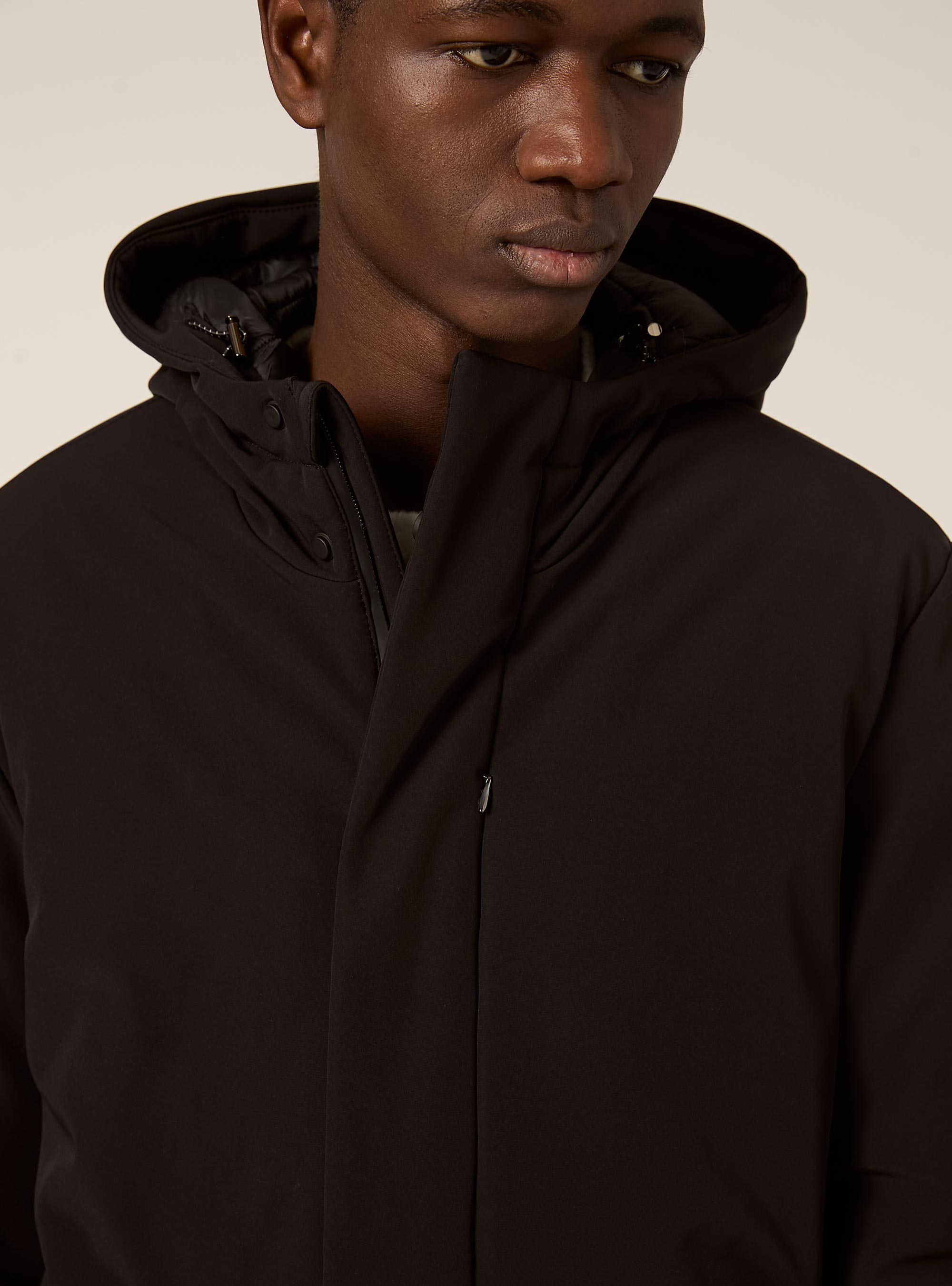 Giubbino con cappuccio e zip impermeabili lungo, BK1 BLACK