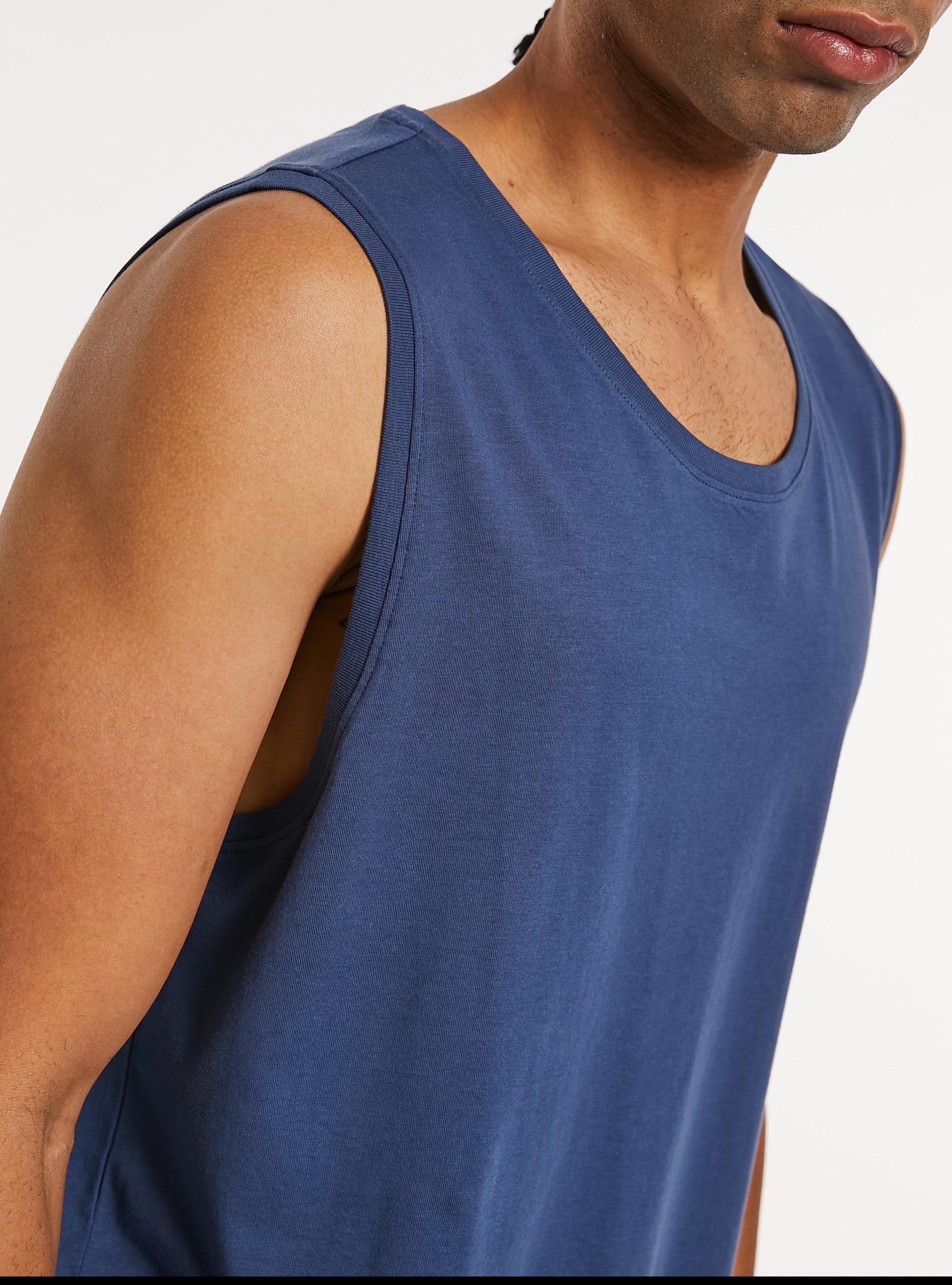 Camiseta de tirantes confort fit de color liso, BL3 BLUE LIGHT