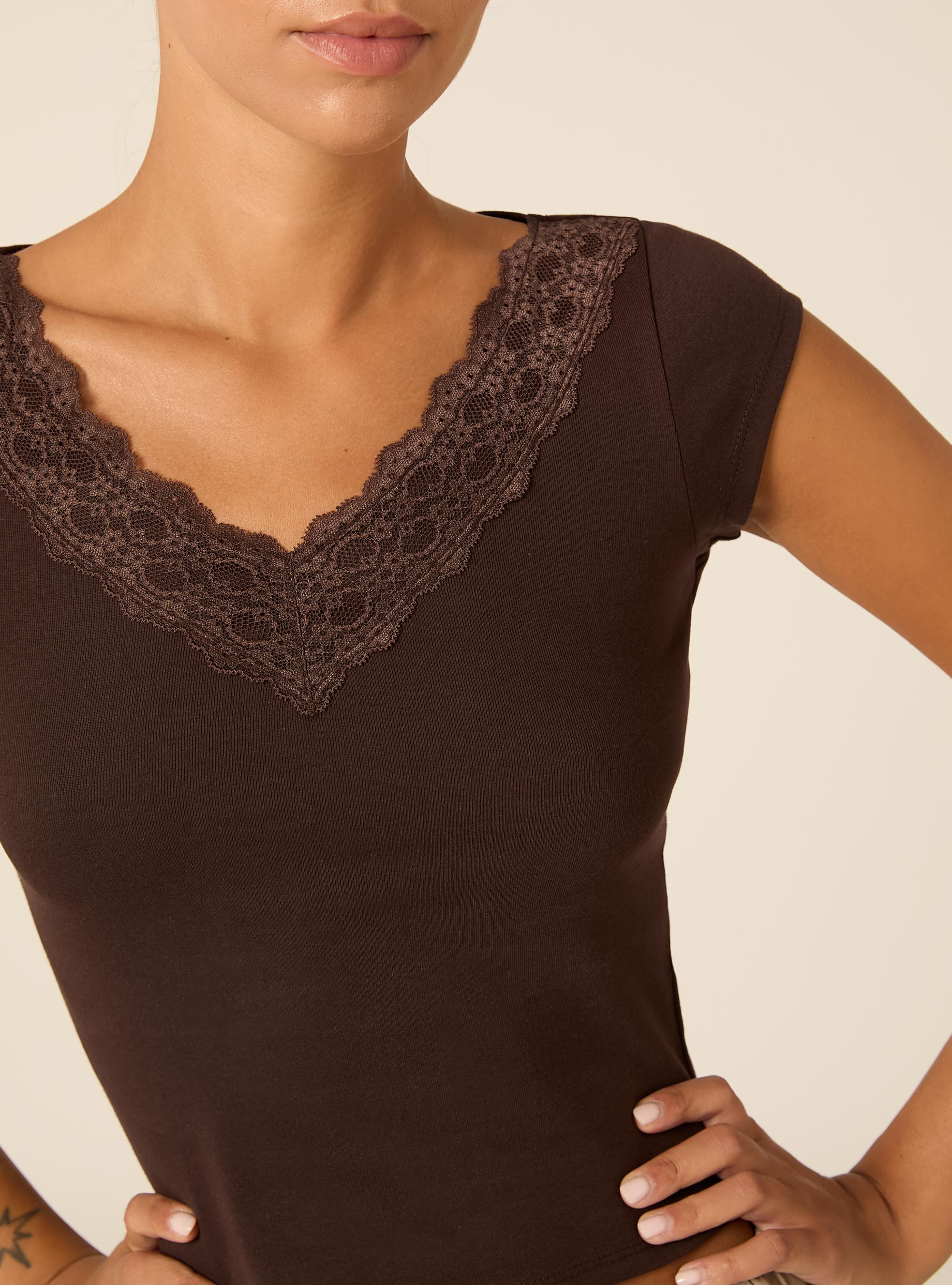 T-shirt con scollo a v in pizzo, BR1 BROWN DARK