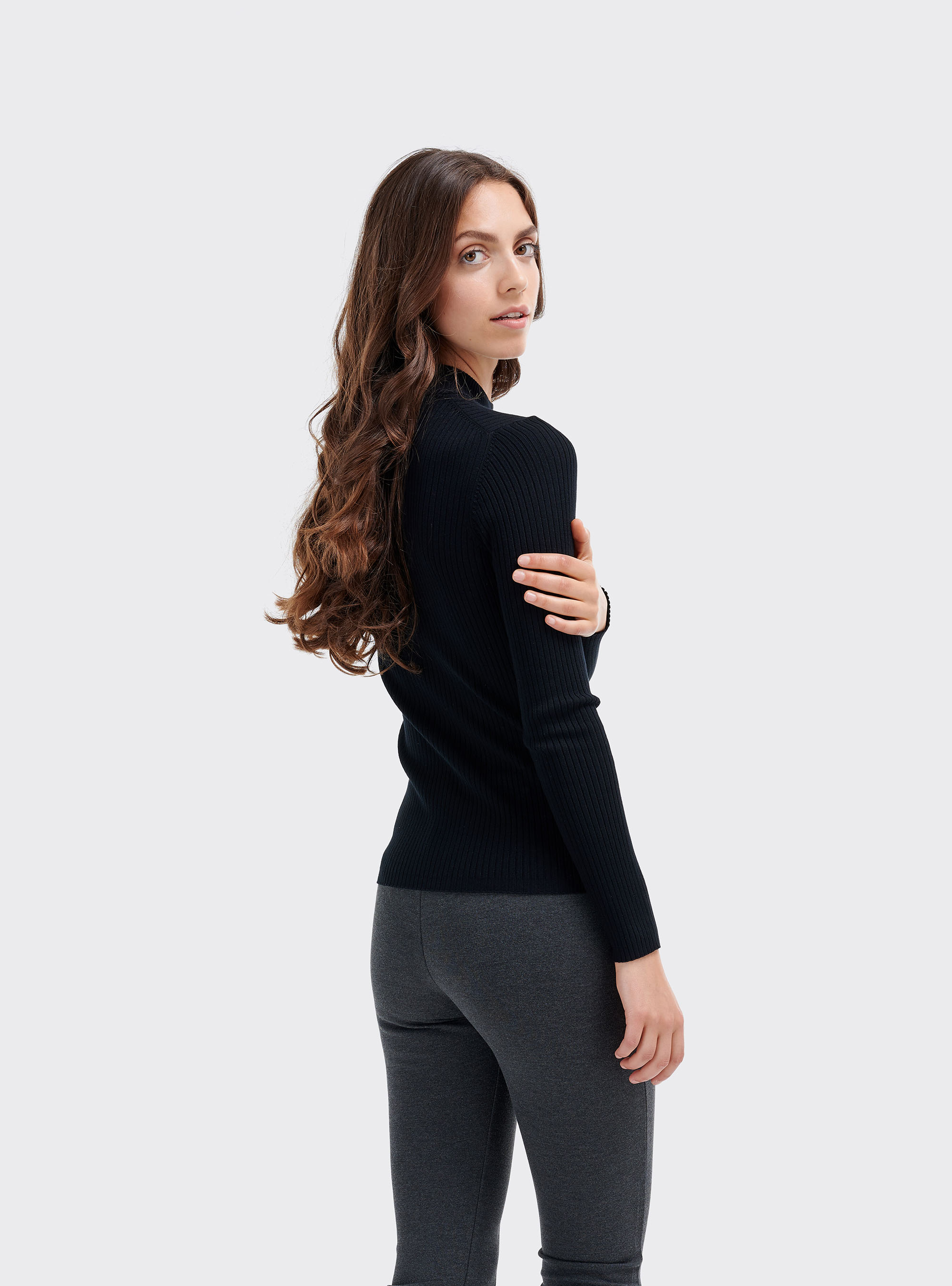 Pullover aus geripptem Strick mit halbhohem Kragen, C101 BLACK