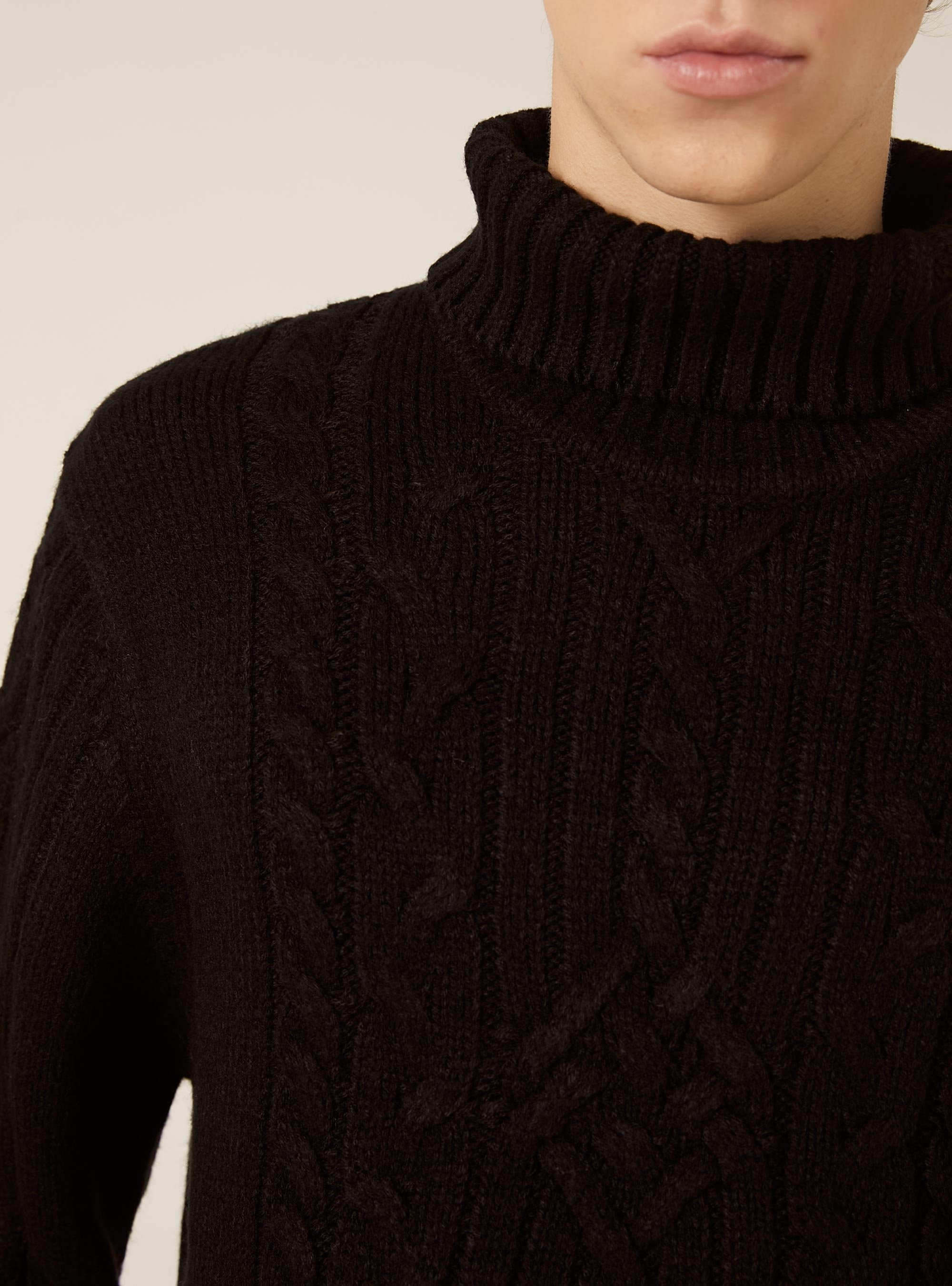 Jersey de cuello alto con trenzas, BK1 BLACK