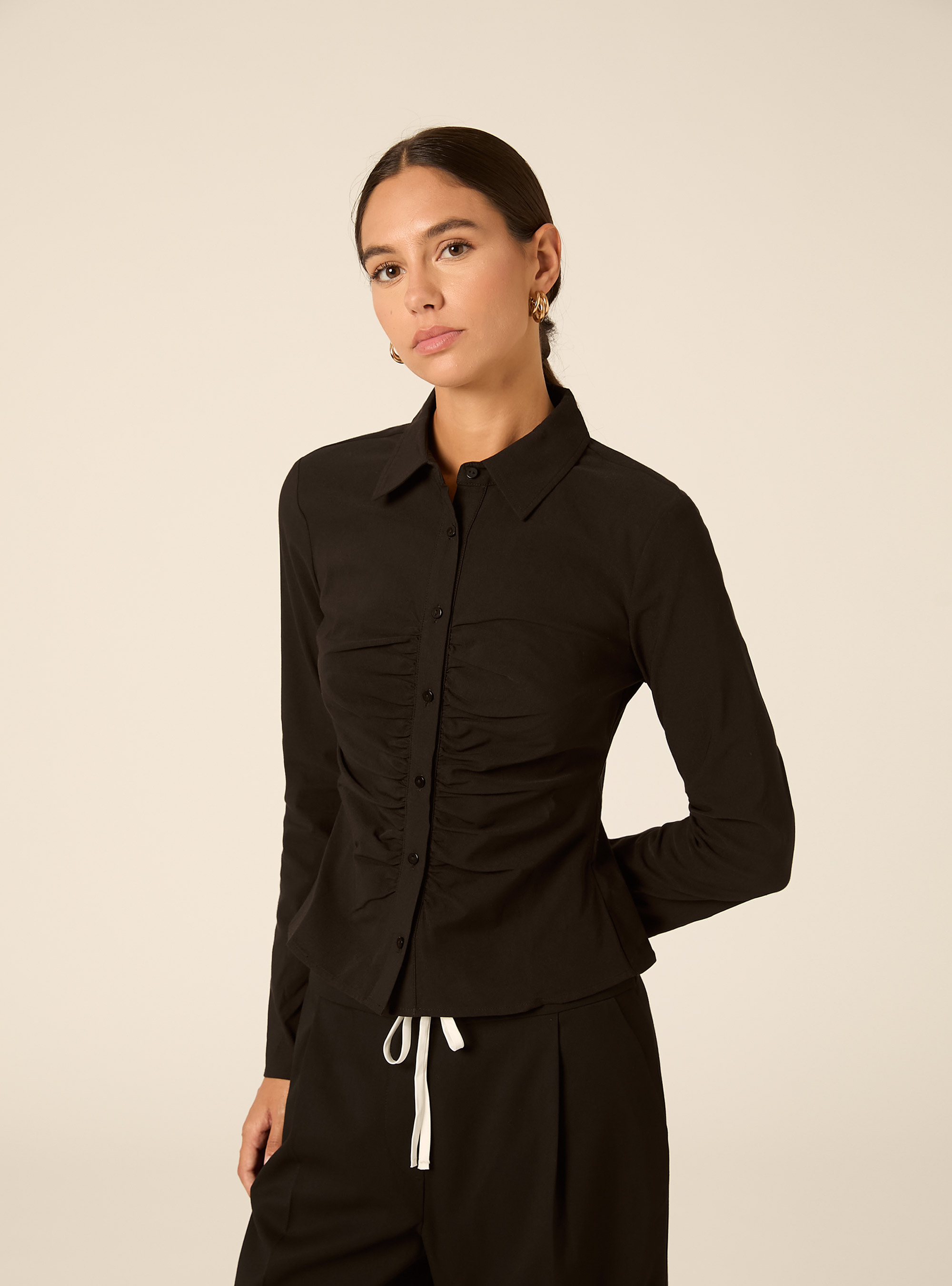 Camisa de manga larga fruncida en el delantero, BK1 BLACK