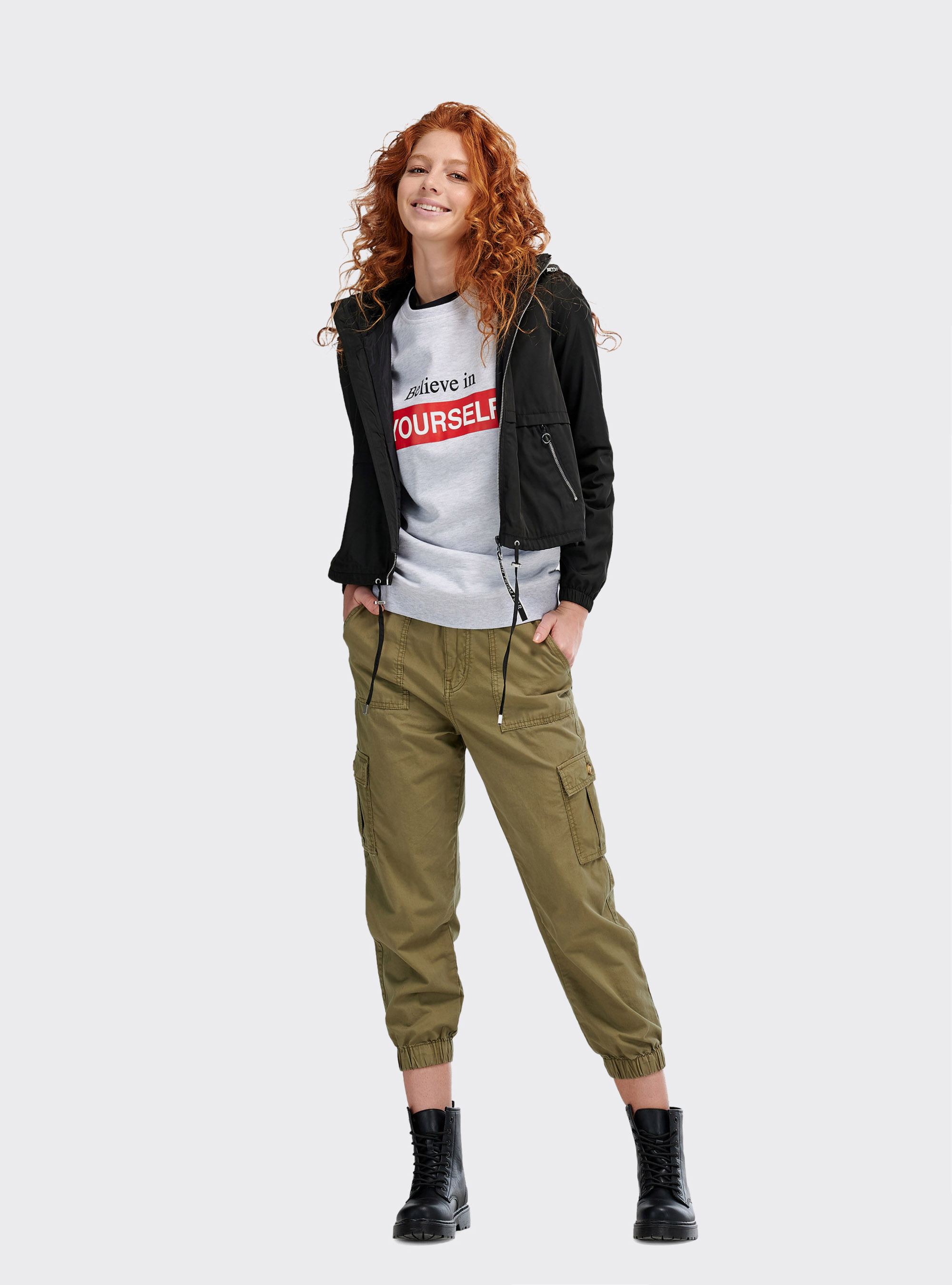 Parka courte avec capuche et fermeture &eacute;clair avec d&eacute;tail, C101 BLACK