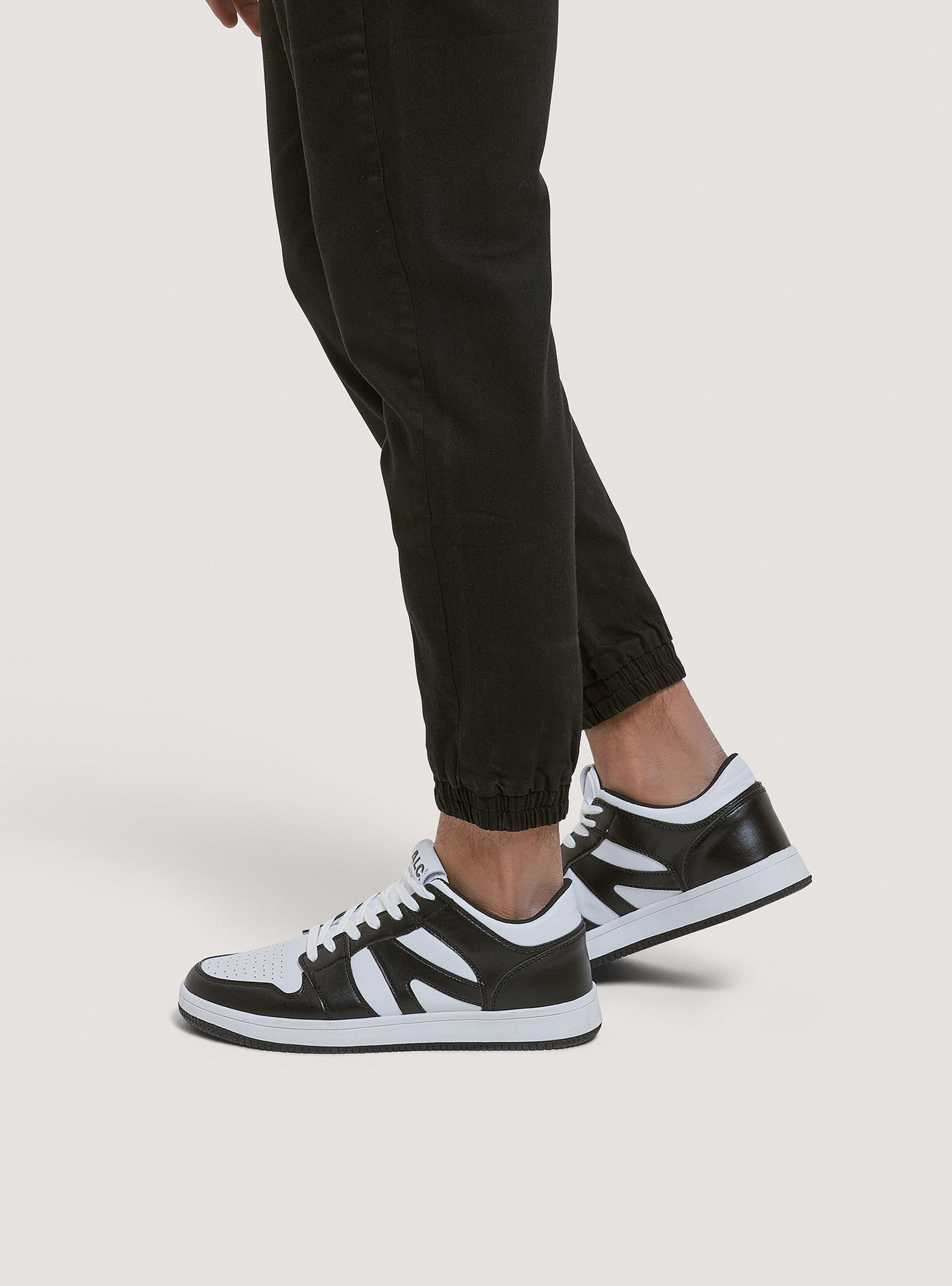 Sneaker con dettagi a contrasto, BLACK