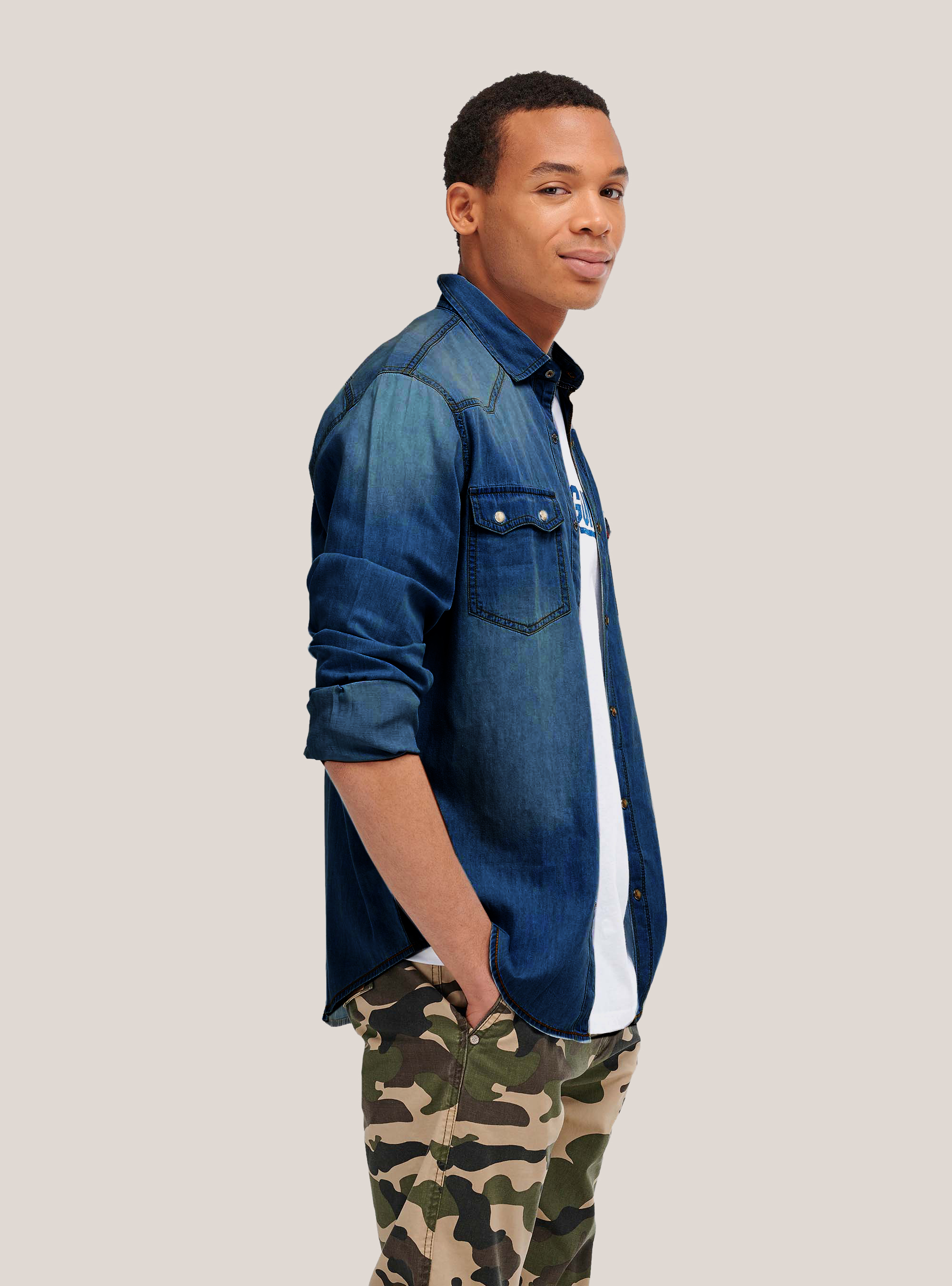 Slim-Fit-Jeanshemd mit Brusttaschen, C220 BLUE