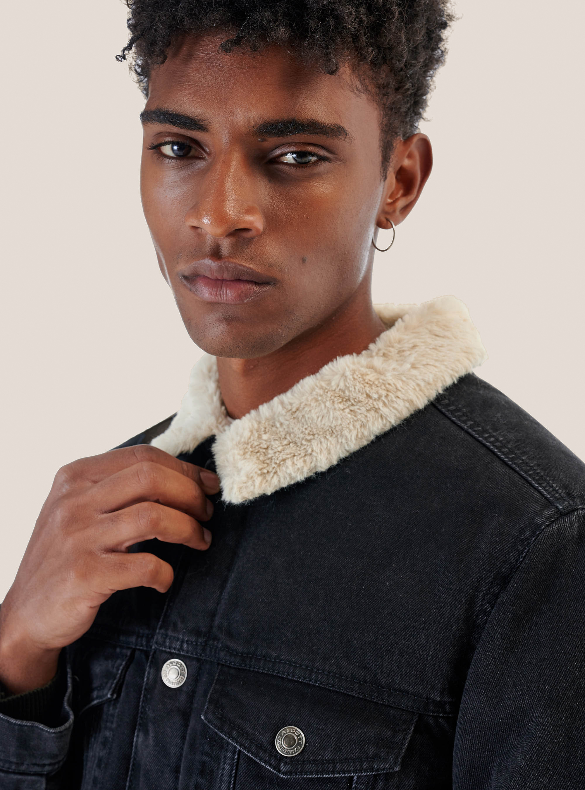 Giubbotto in denim con inserti in agnellato, NERO