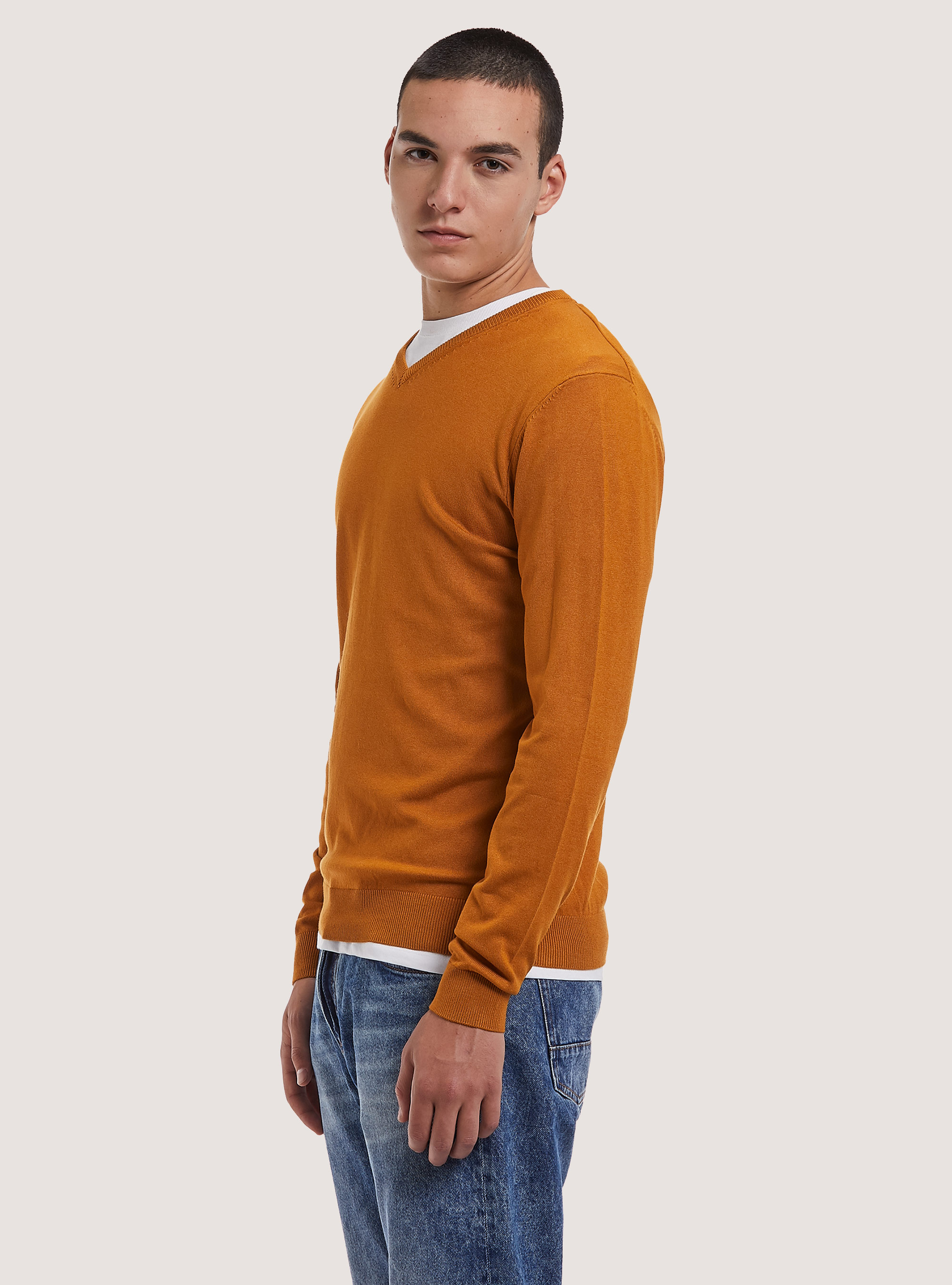 Pullover scollo a "v" tinta unita, C7710 SENAPE