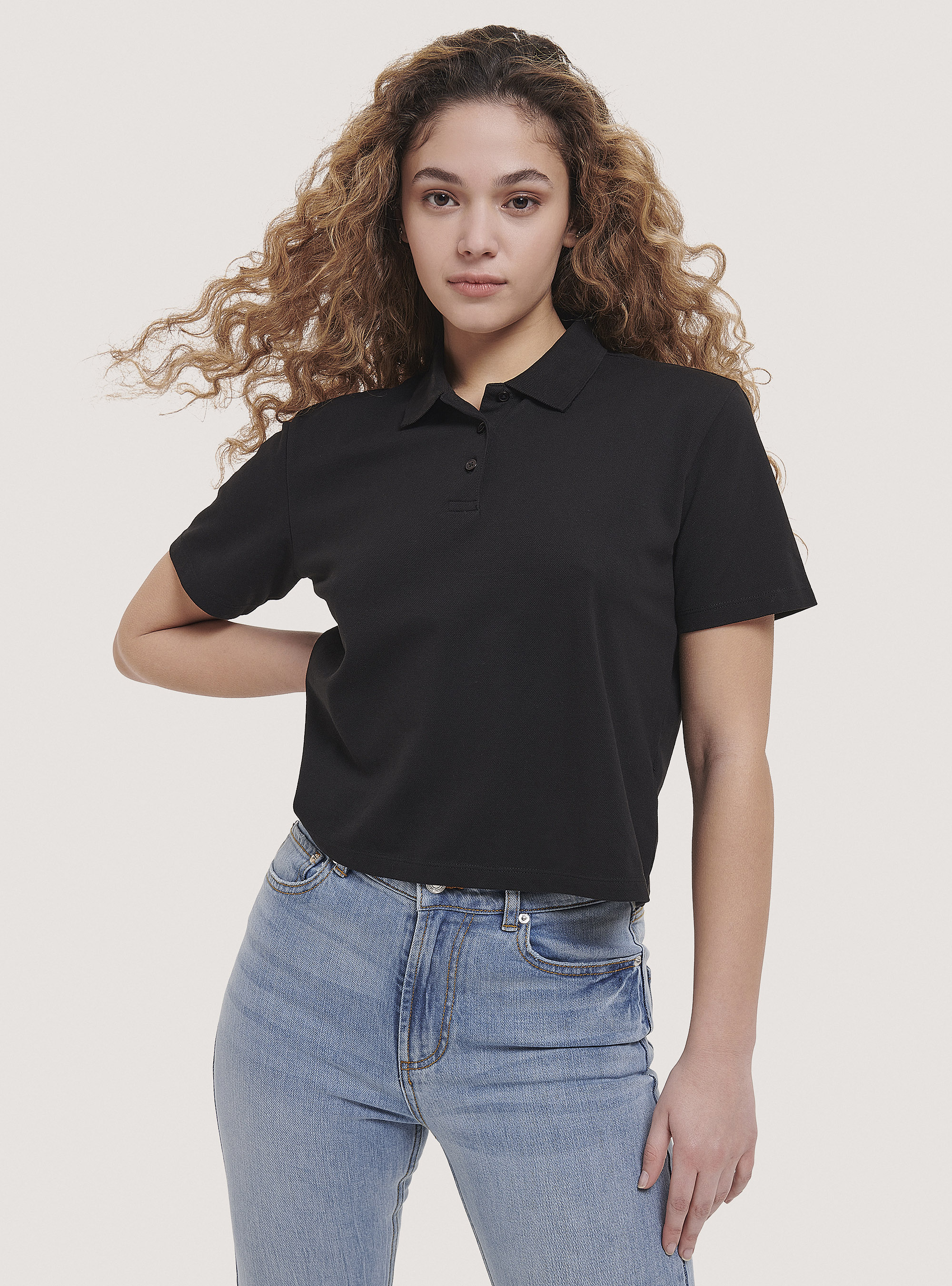 Polo crop fit de color sólido, NEGRO