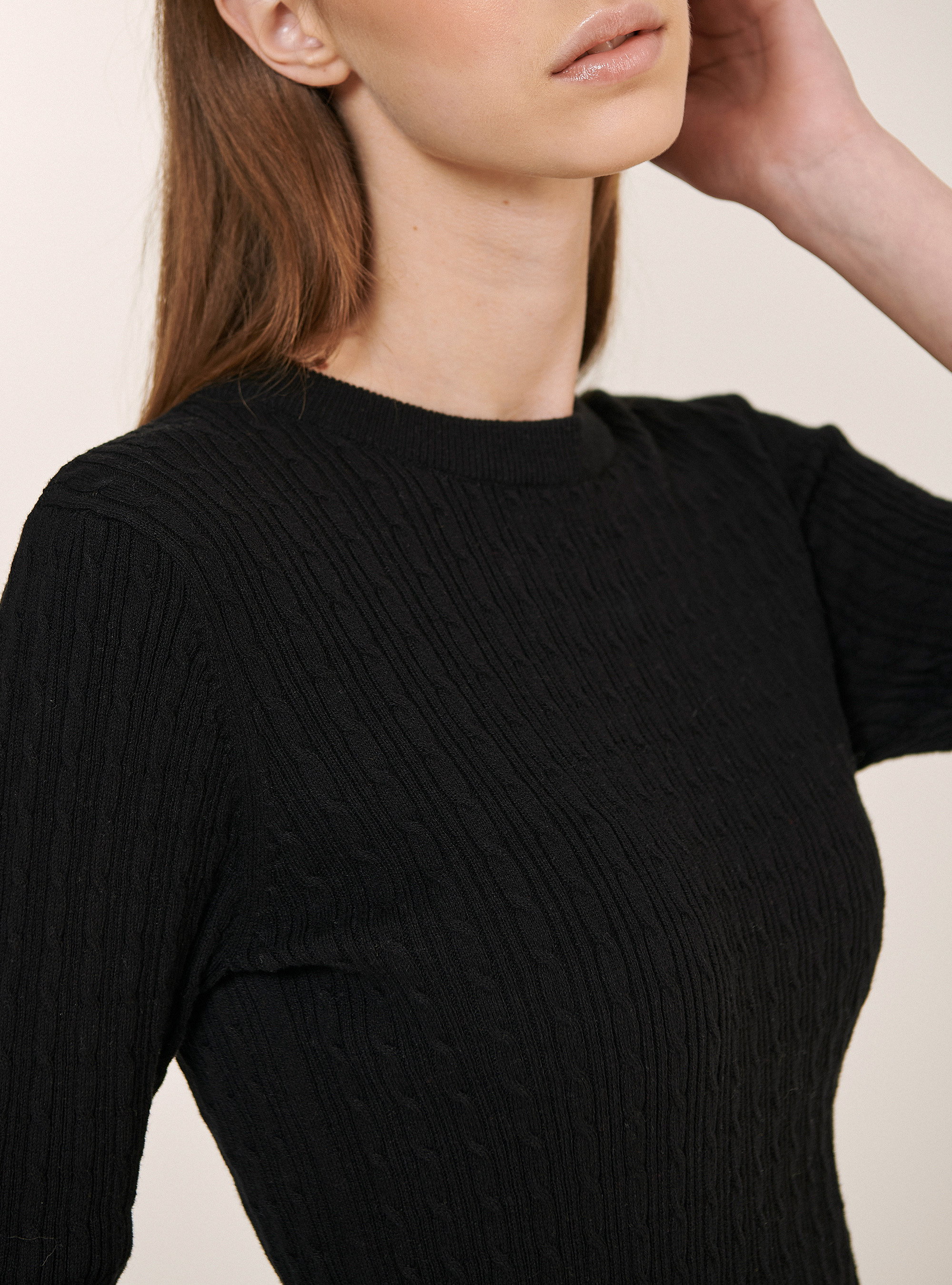 Pullover mit Rundhalsausschnitt und Zopfstrick, C101 BLACK