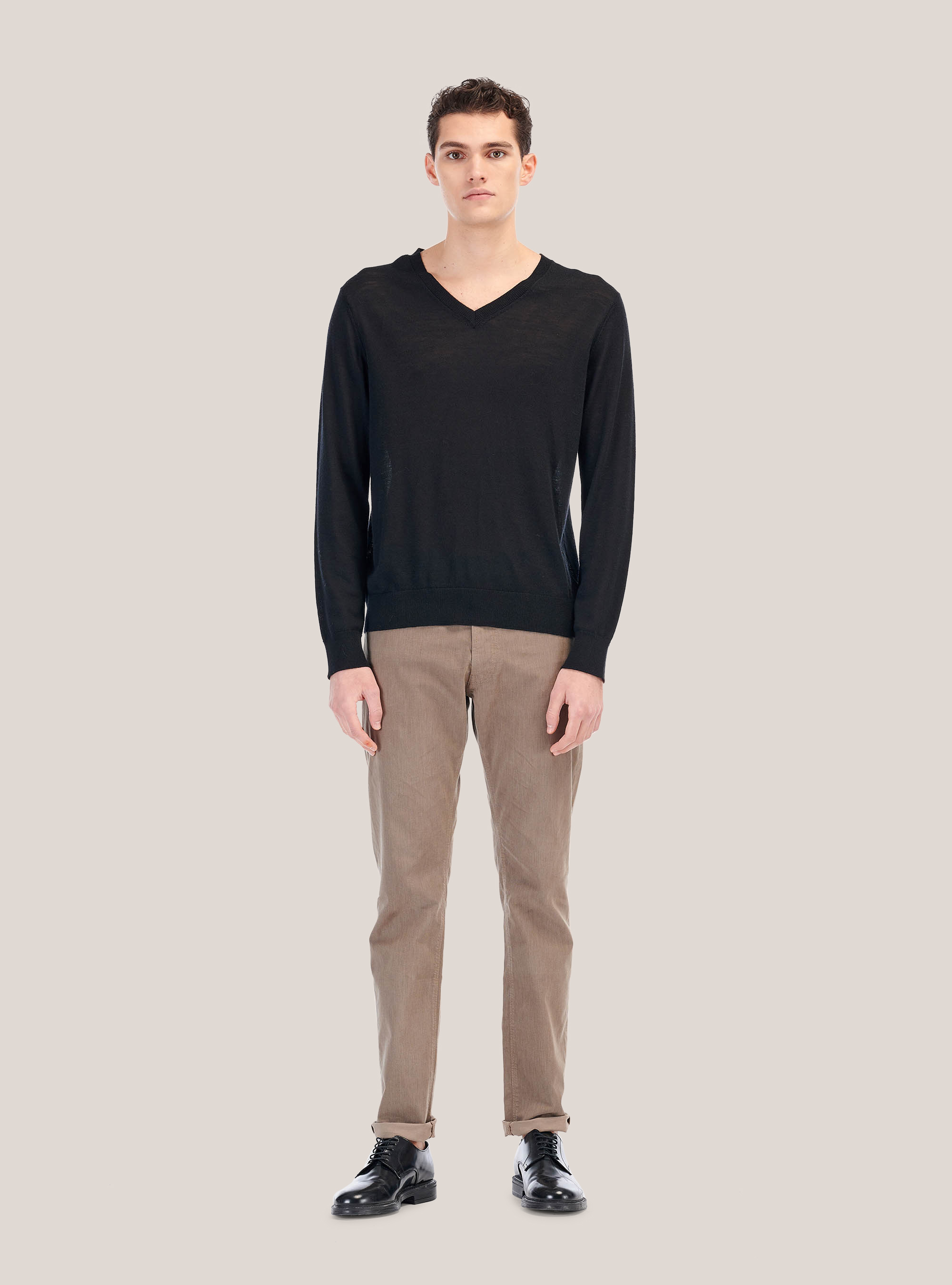 Pullover con scollo a v in lana merinos, NERO