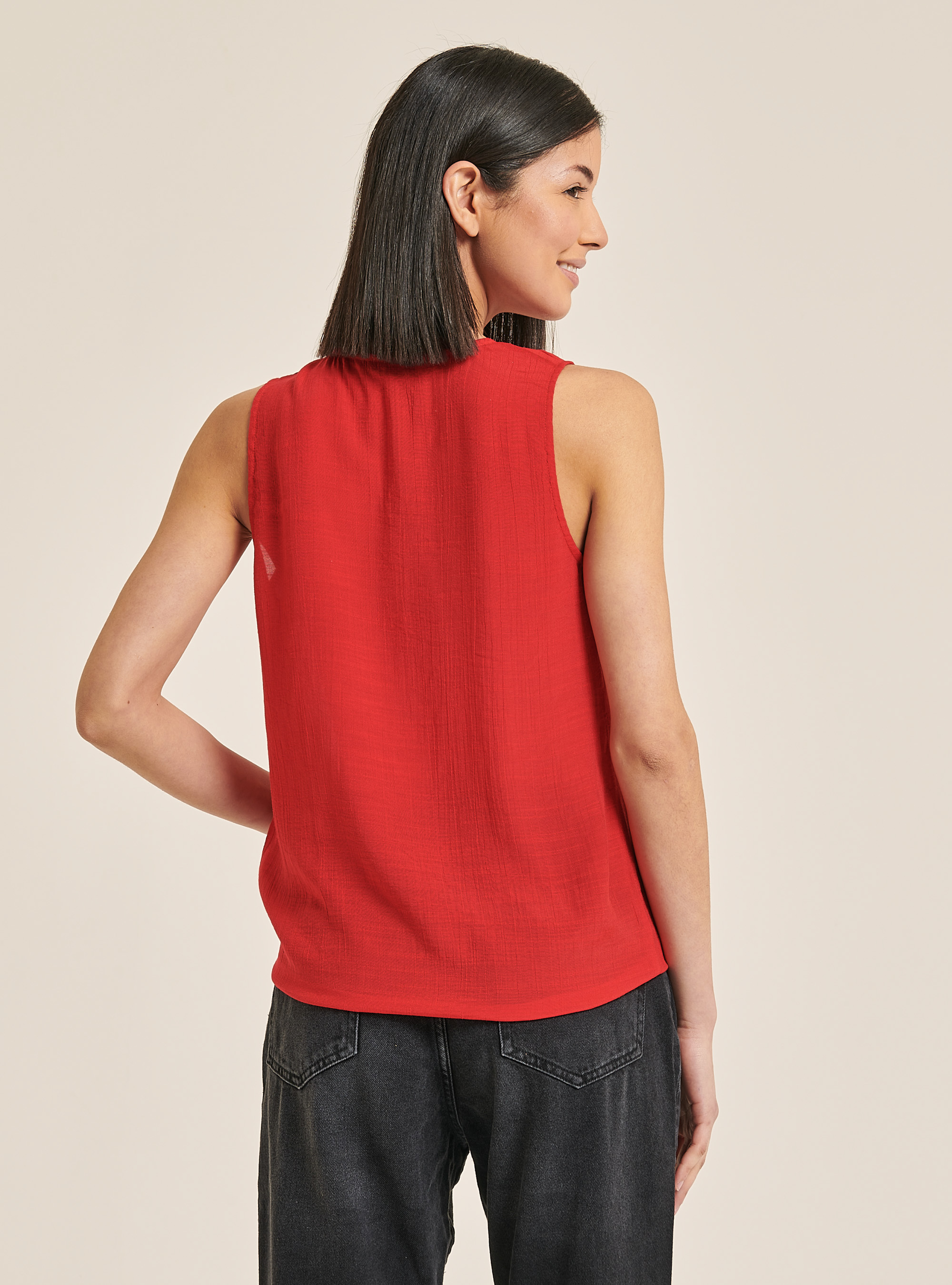 Chemisier basique avec d&eacute;tail sur le d&eacute;collet&eacute;, C4490 RED