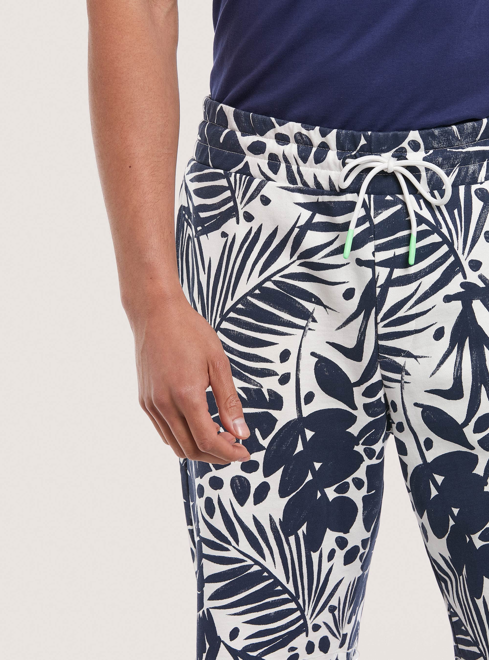 Cotton jogger bermuda shorts with print, LEAFS