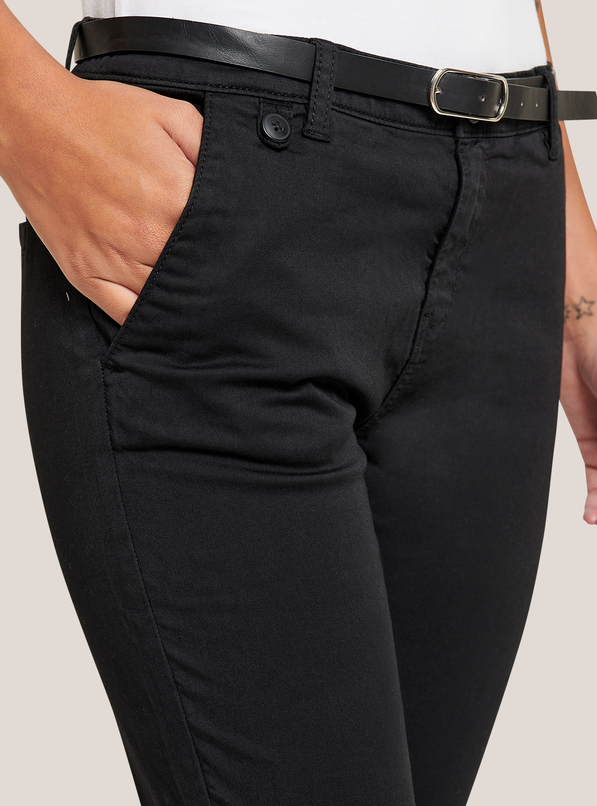 Einfache Chinohose aus Stretch-Satin mit Träger, C101 BLACK