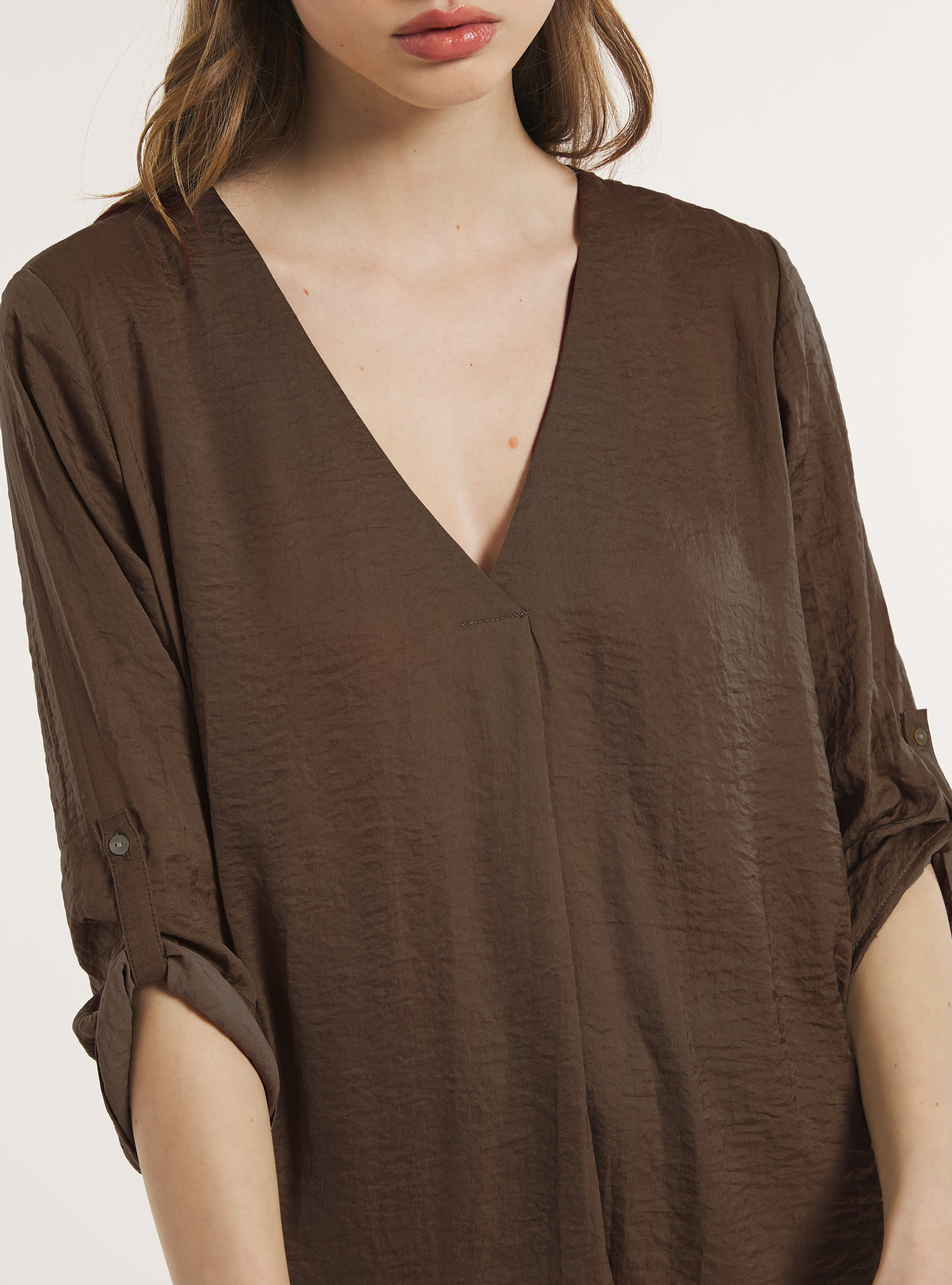 Blusa con scollo a v in satin, BR2 BROWN MEDIUM