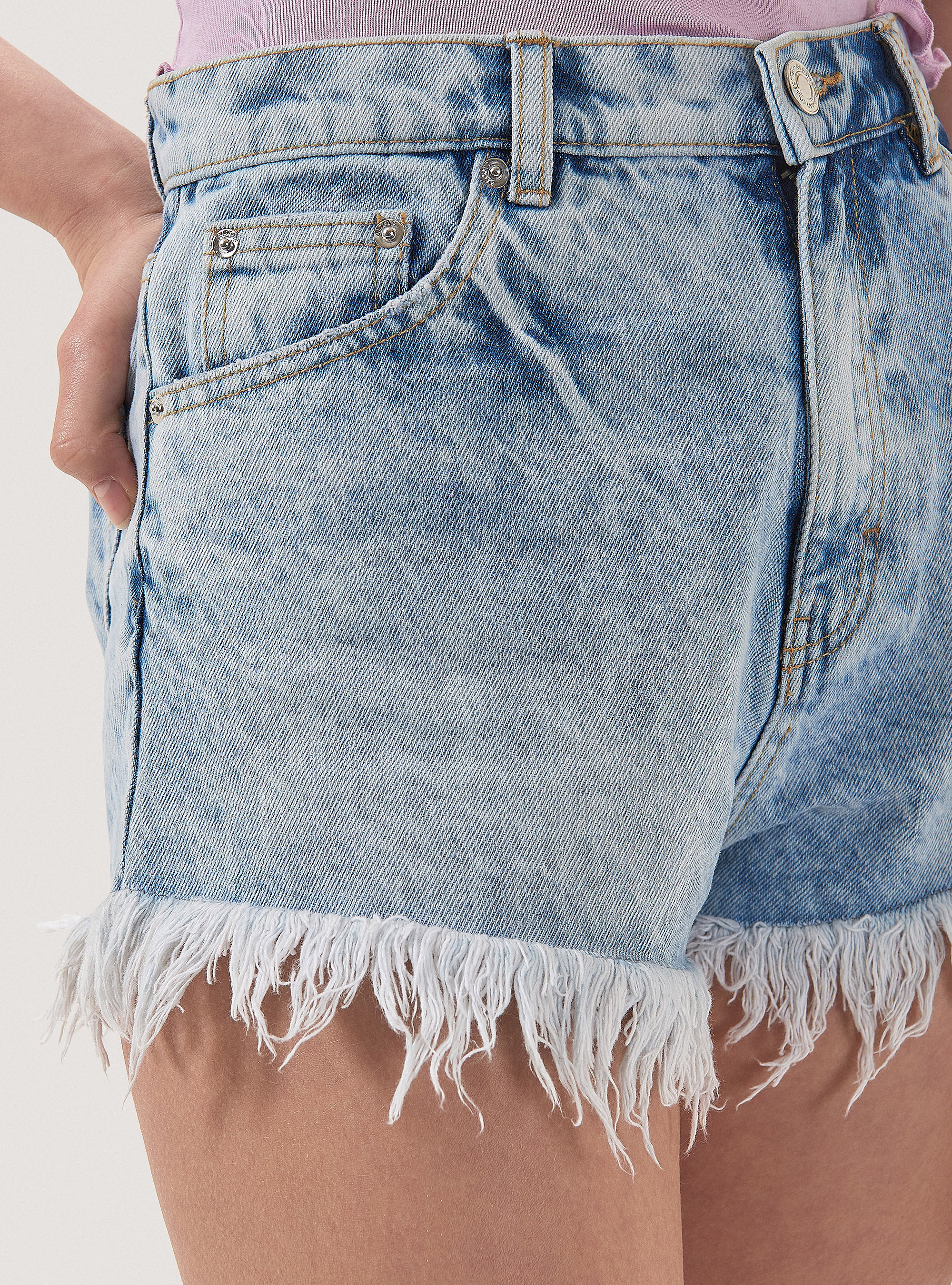 Pantal&oacute;n corto vaquero de corte crudo, D008 SUPER LIGHT BLUE