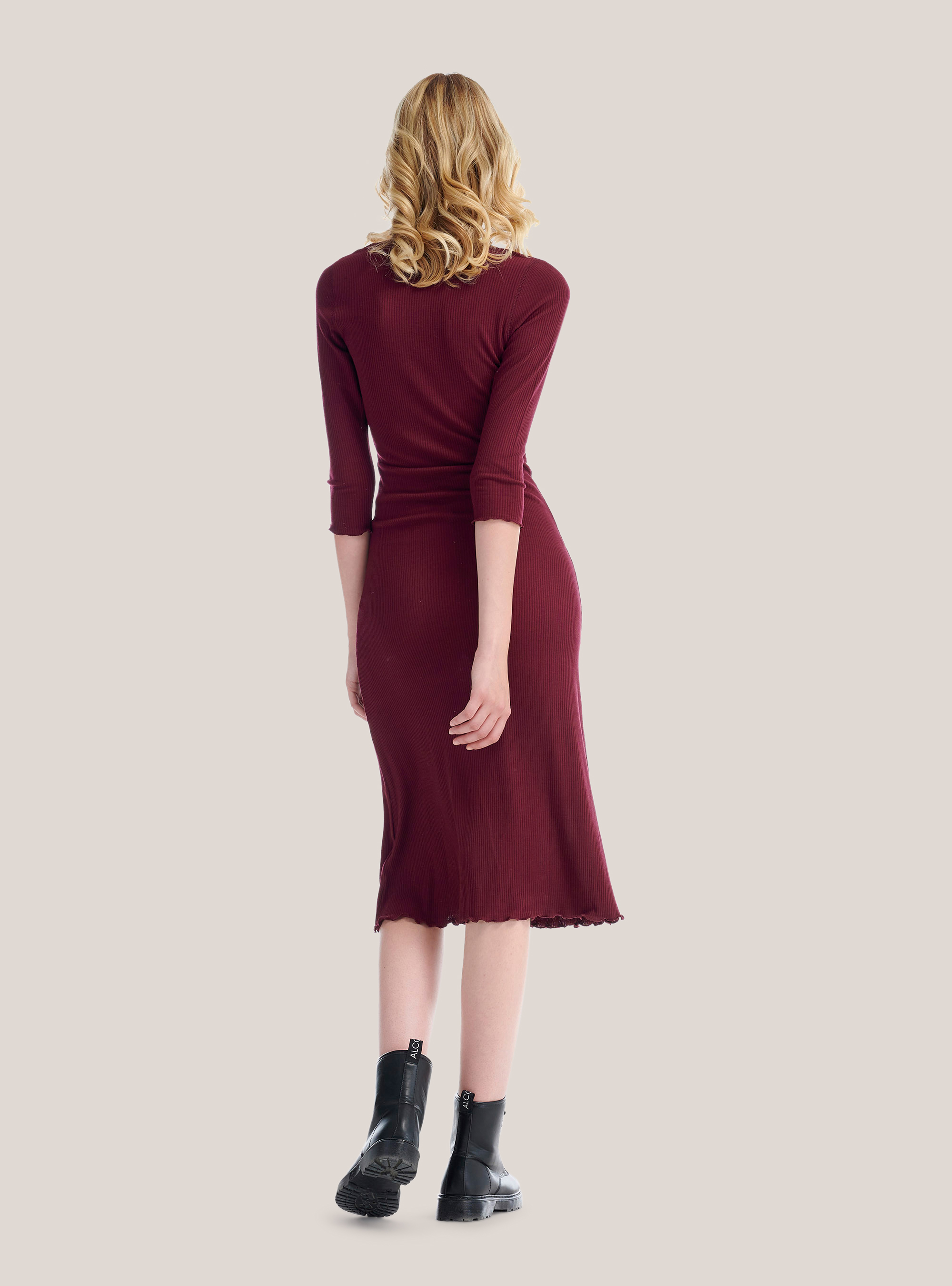 Langes geripptes Kleid aus Stretchmaterial, C3319 BORDEAUX