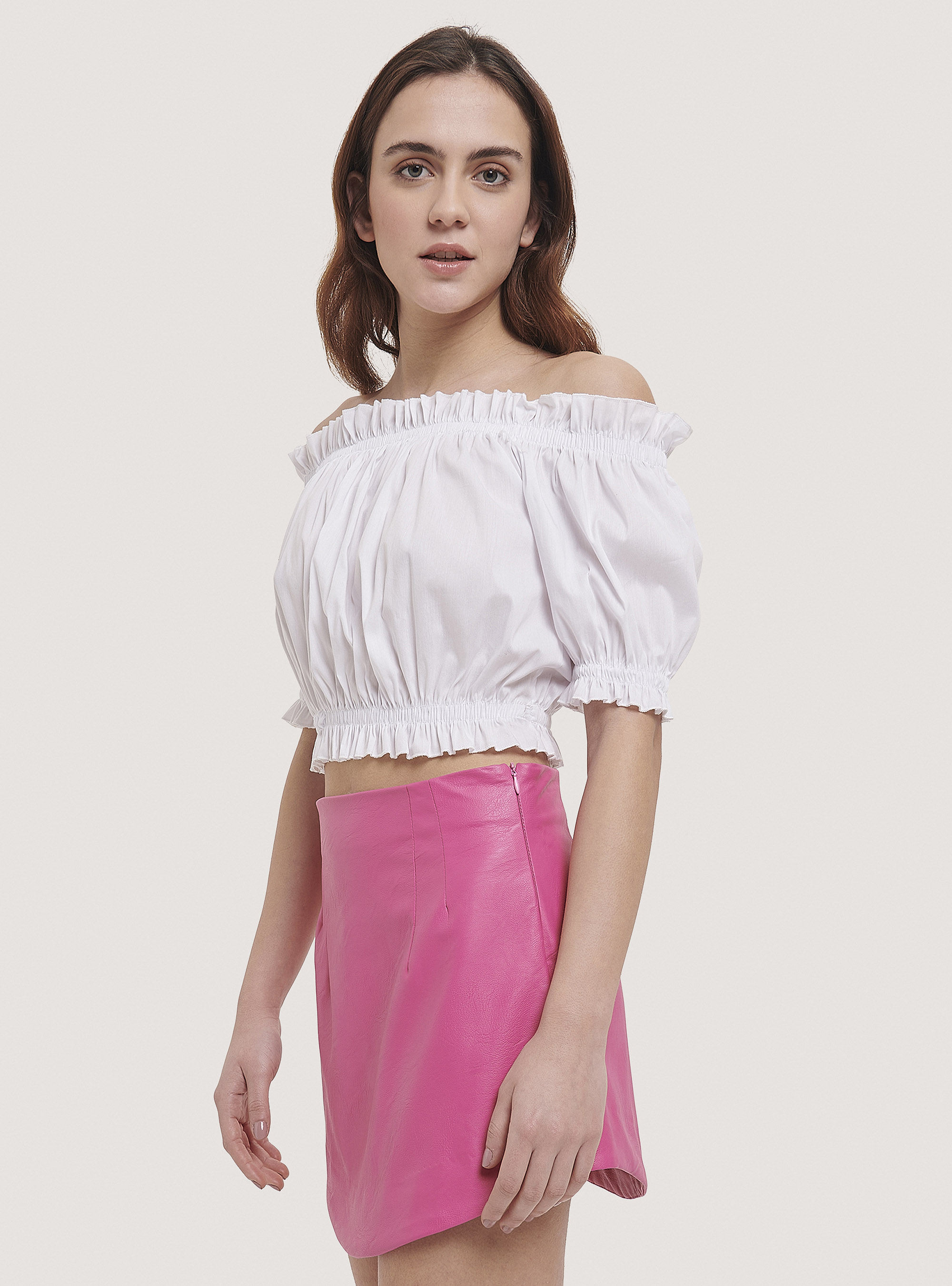 Blusa fruncida con escote bardot, BLANCO