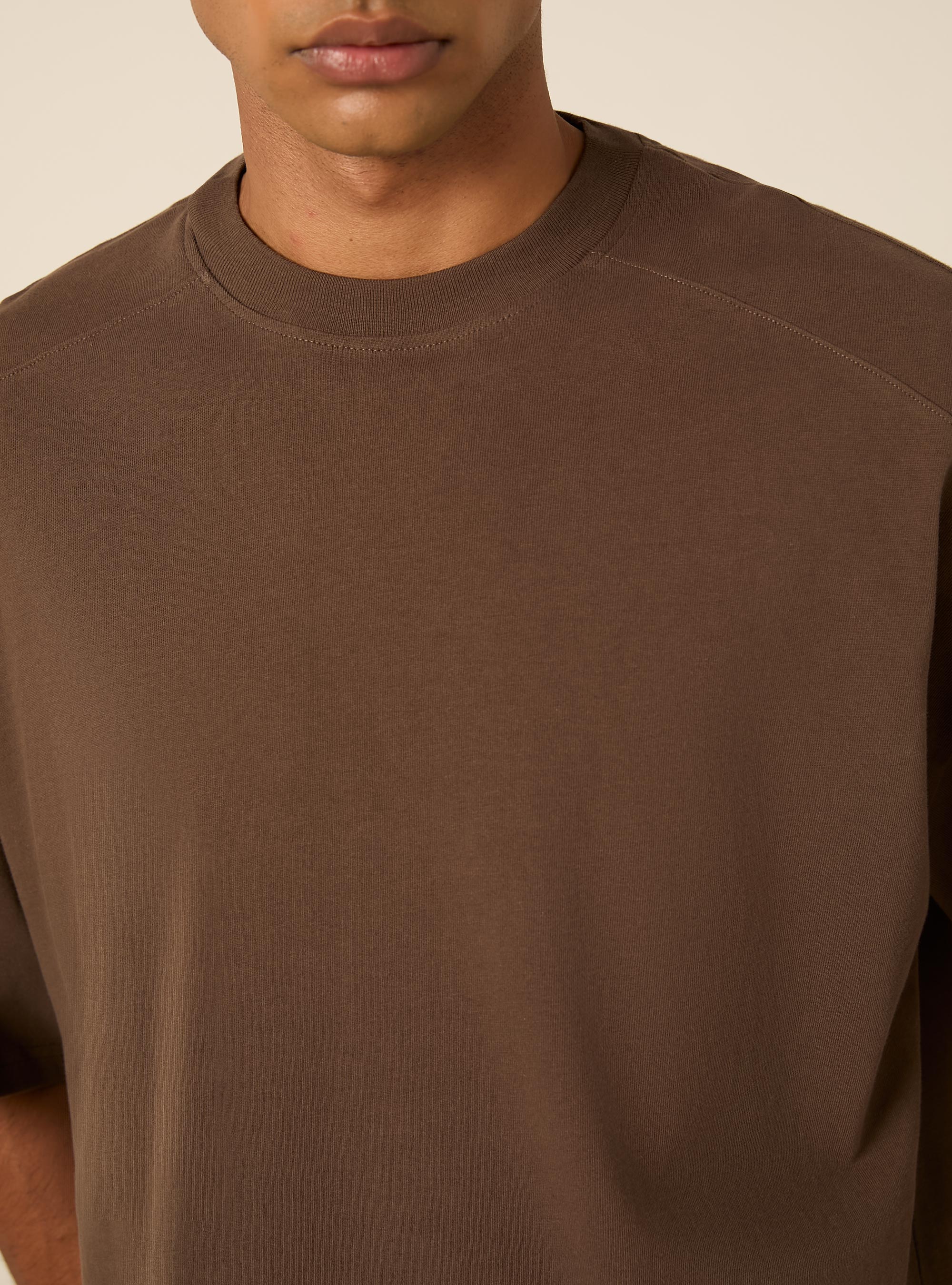 T-shirt boxy fit con tagli sulle spalle, BR1 BROWN DARK