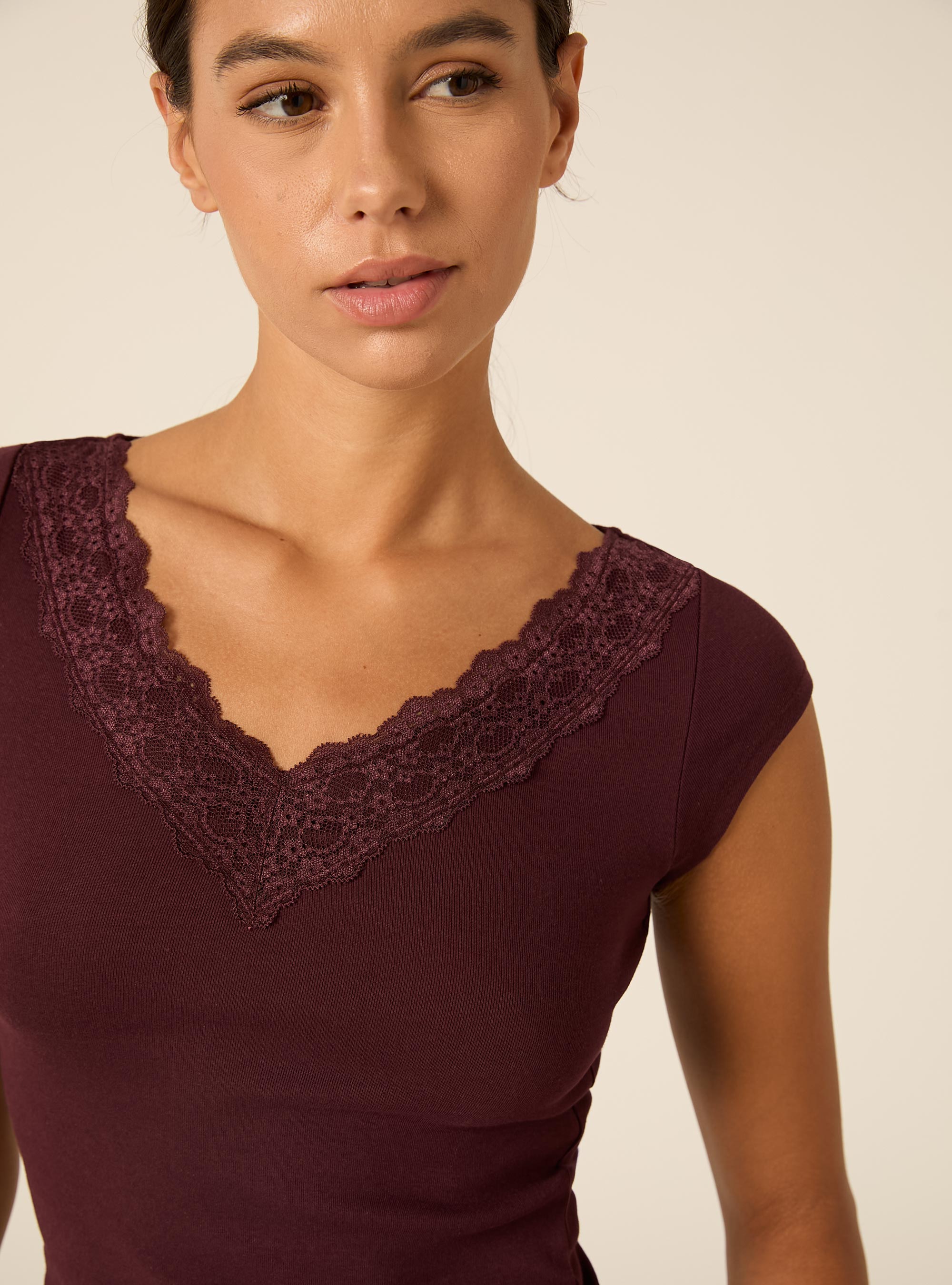 T-shirt con scollo a v in pizzo, BO1 BORDEAUX DARK