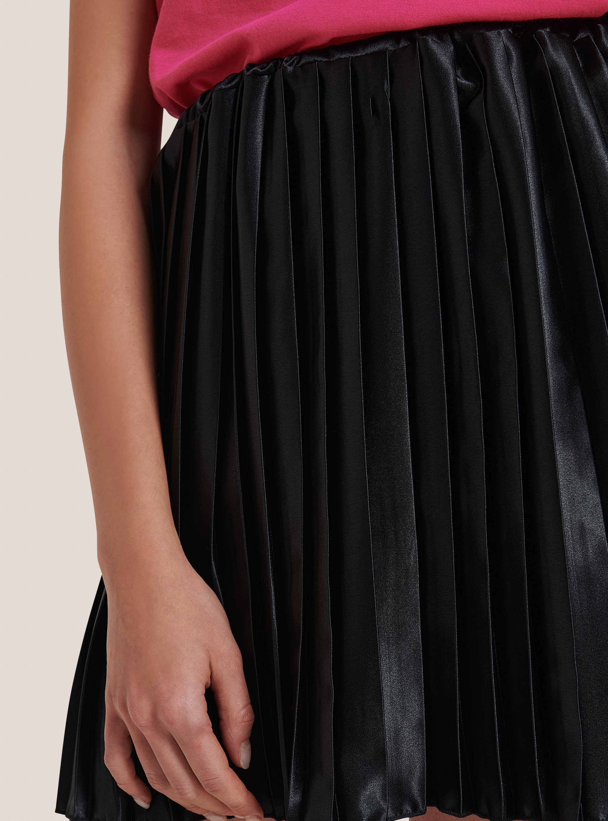 Mini-jupe pliss&eacute;e en satin, C101 BLACK
